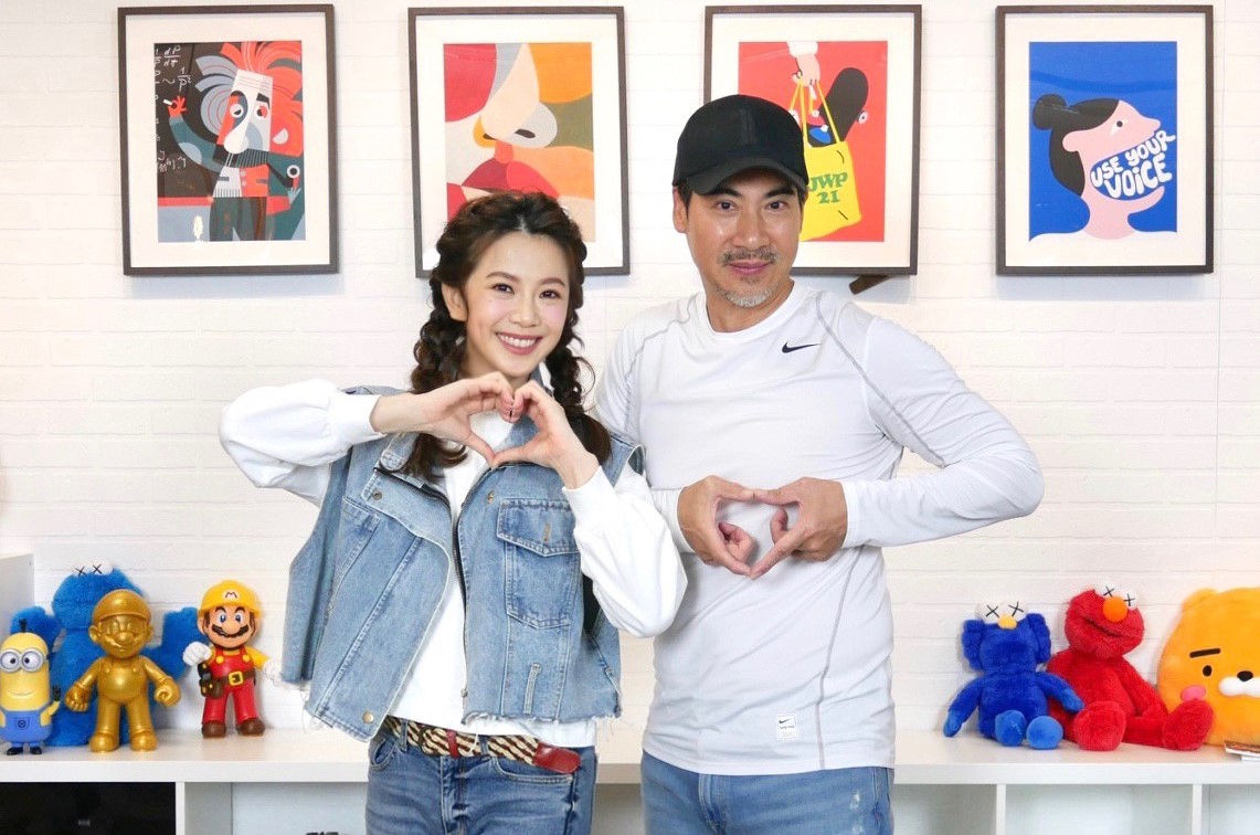 翁家明（右二）帶領廖苡喬與主持人一起跳防疫洗手舞。（圖／民視提供）