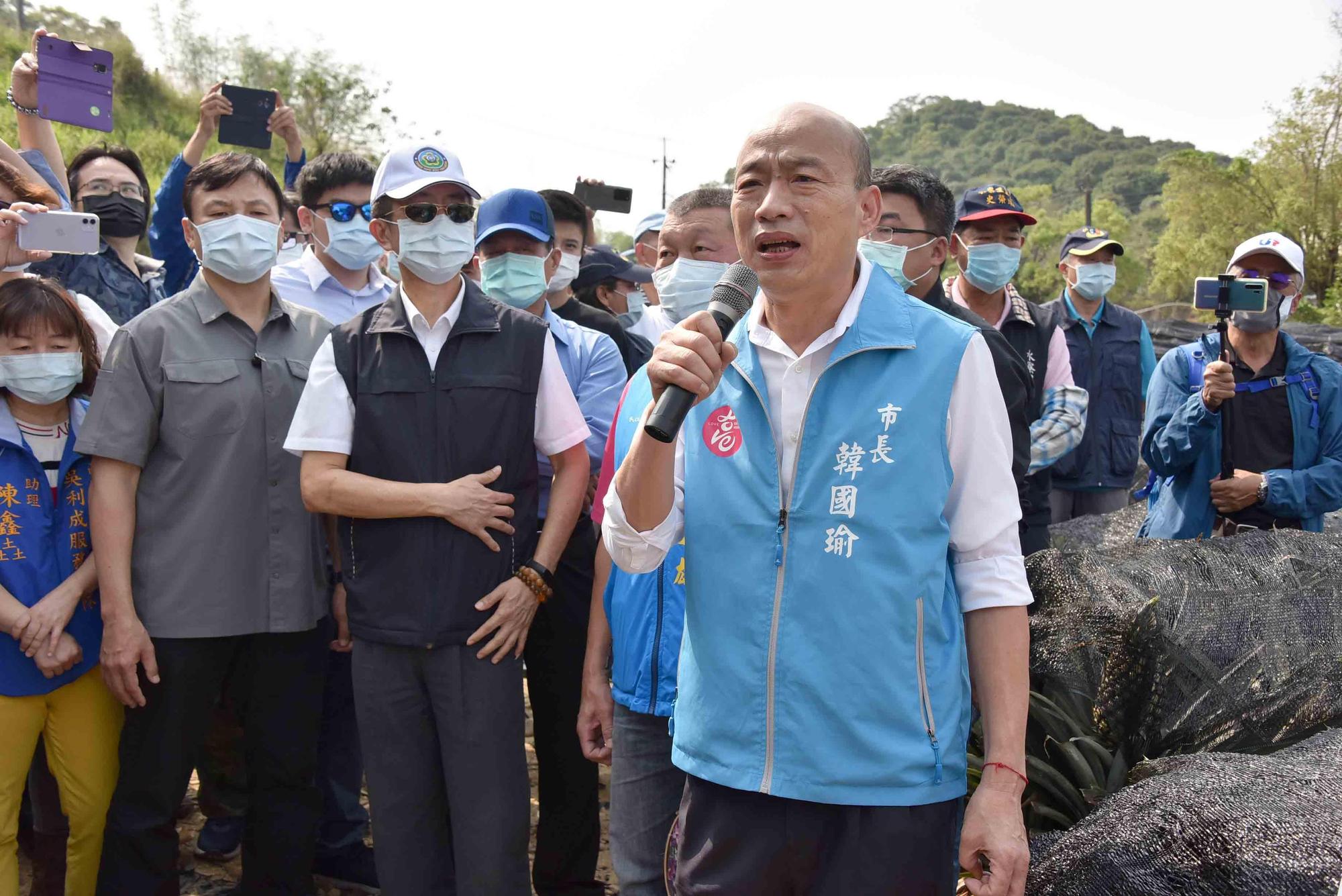 高雄市長韓國瑜今(15日)晚間在臉書上發布重大聲明,「拜託,不要來高雄」,大家出來監票就好,不要投票。圖為韓國瑜日前參觀大樹區鳳梨園。(高雄市政府提供)