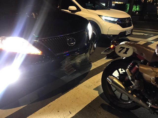 王浩的休旅車從後方追撞重機。(翻攝PTT)