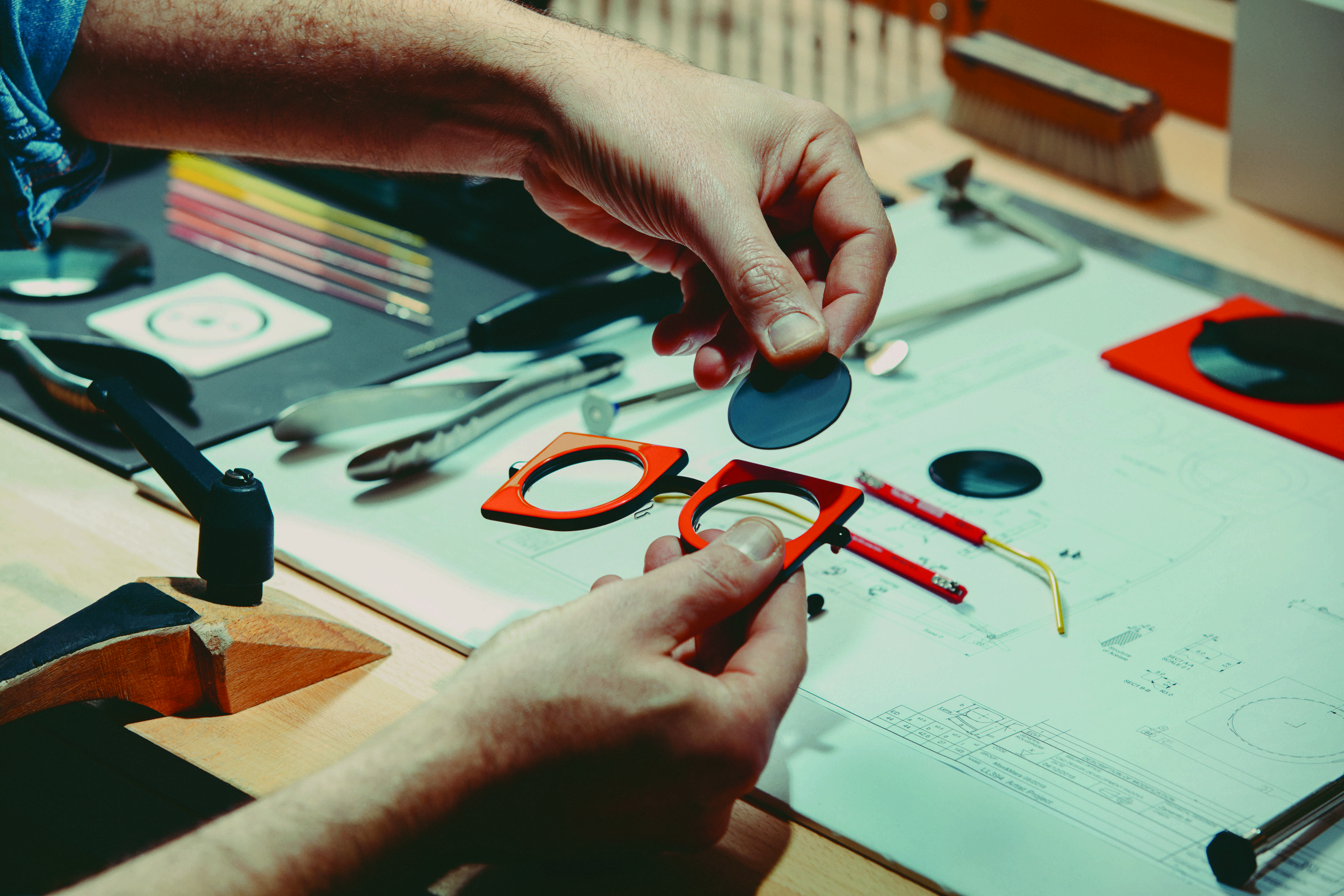 NEOPRISM太陽眼鏡製作過程。（Max Mara提供）