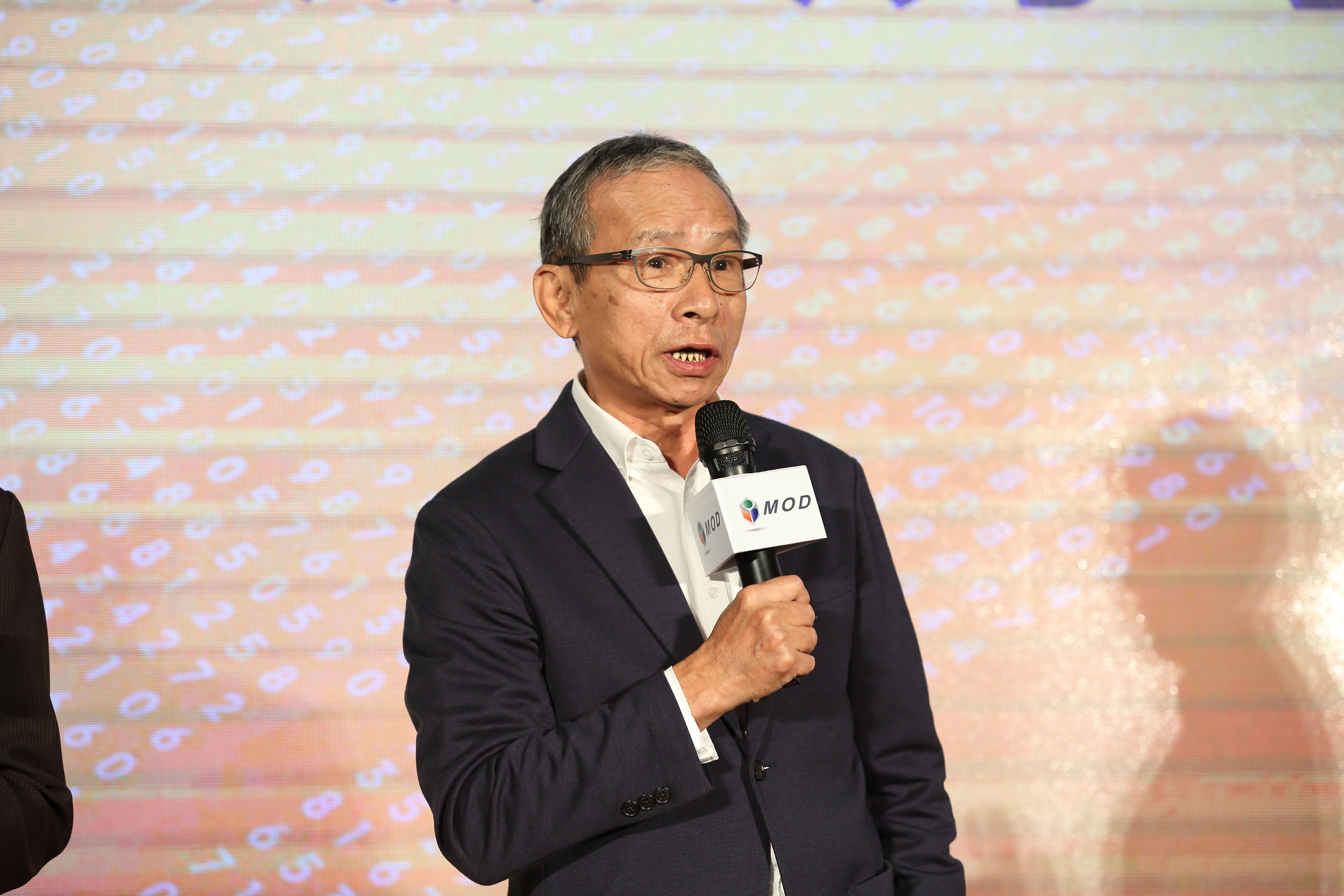 知名導演、作家吳念真，昨晚在私人臉書帳號中表示，擁有近80萬粉絲的臉書專頁一夕消失。