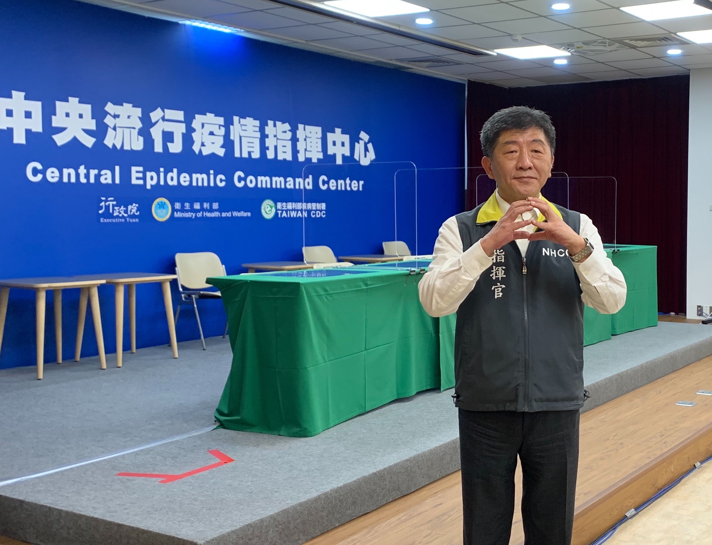 防疫指揮官陳時中錄製「用愛畫個圈」示範影片,邀請全民共同響應。(文化總會提供)