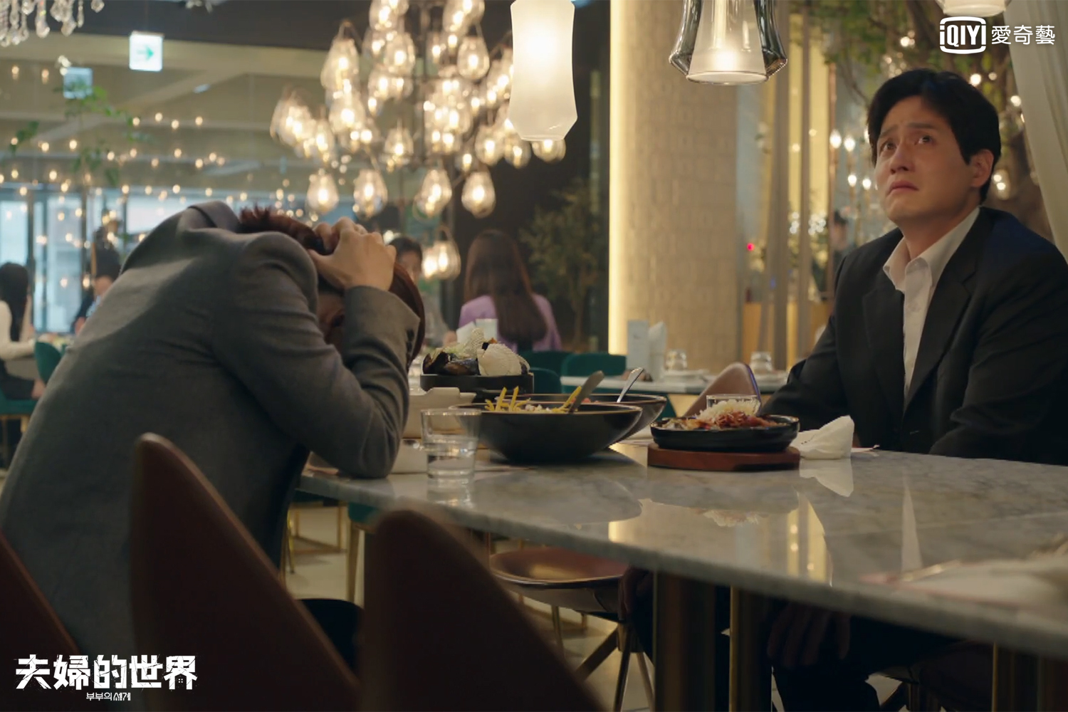 朴海俊（右）將李泰伍渣又軟爛的角色性格演得入木三分，他曾表示：「連我自己都討厭他」。（愛奇藝台灣站提供）