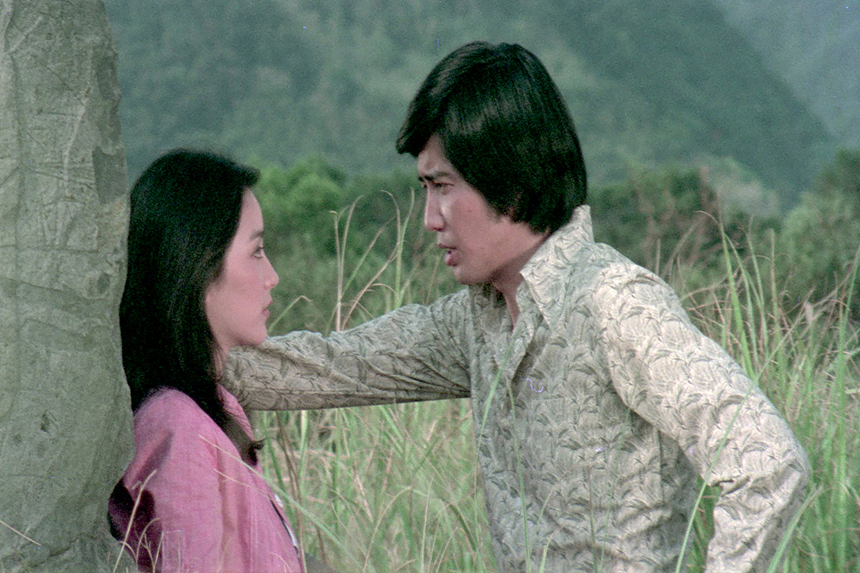 林青霞在《我是一片雲》中，是一位天真爛漫的少女，被秦祥林飾演的年輕記者帥氣瀟灑模樣所吸引。（friDay影音提供）