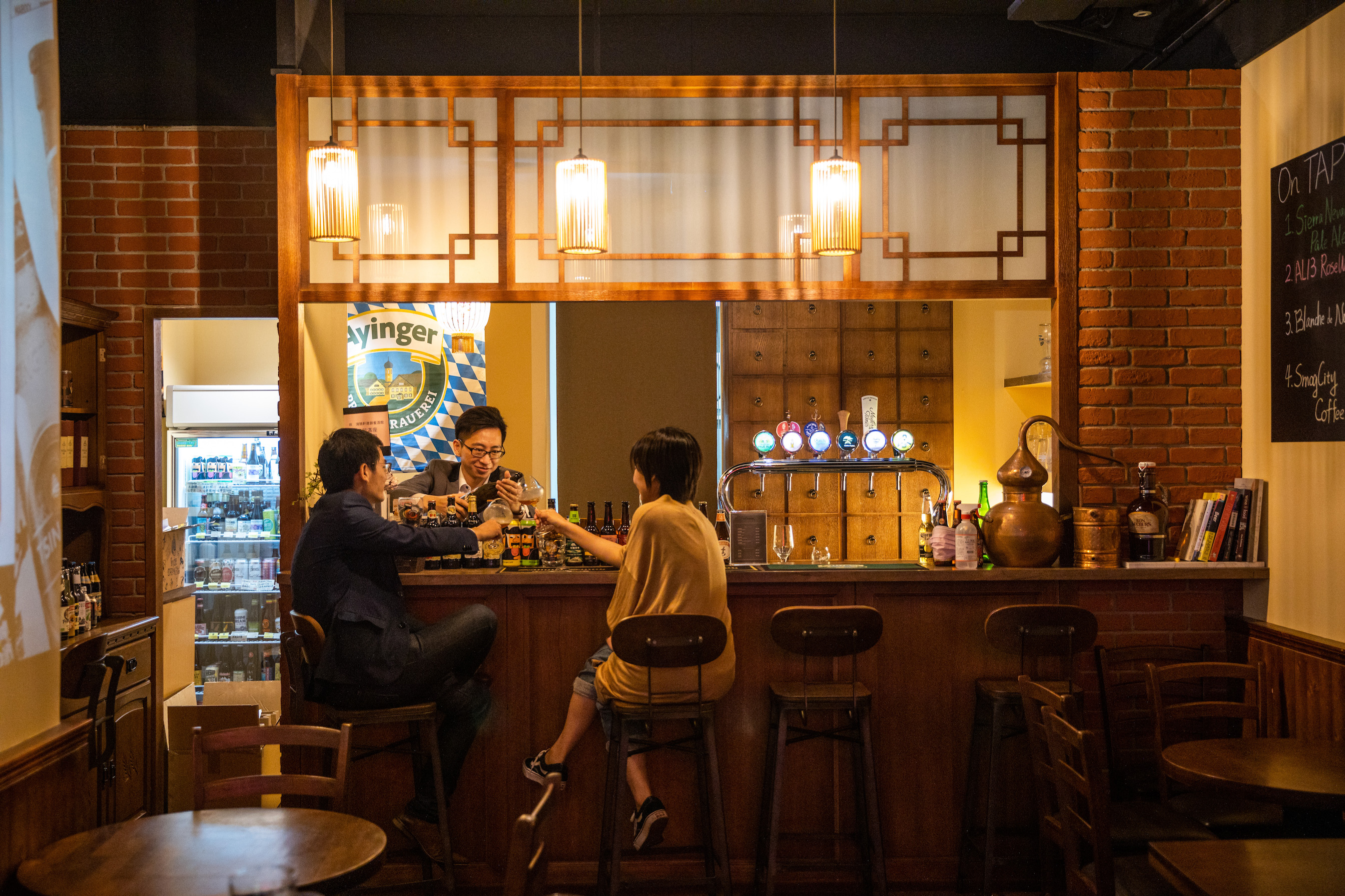 古色古香的「鴻鵠軒」以台式麵點、小菜搭配精釀啤酒。