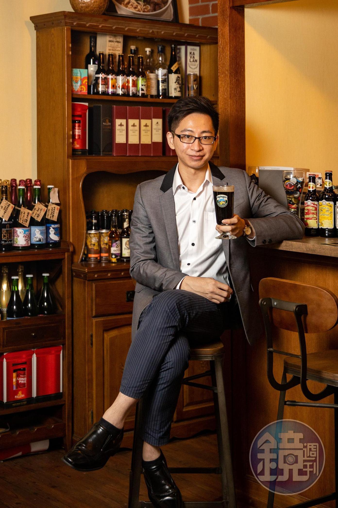 鴻鵠軒老闆謝秉彧(Terry)原為工程師,因熱愛料理與精釀啤酒轉行創業。