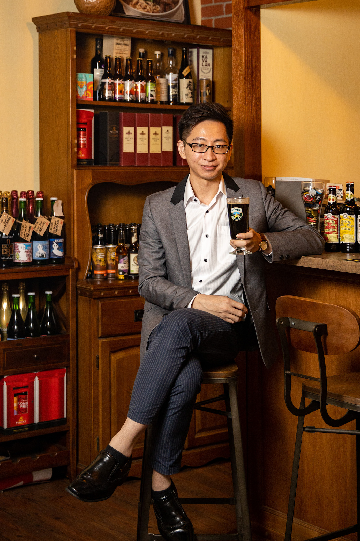 鴻鵠軒老闆謝秉彧（Terry）原為工程師，因熱愛料理與精釀啤酒轉行創業。