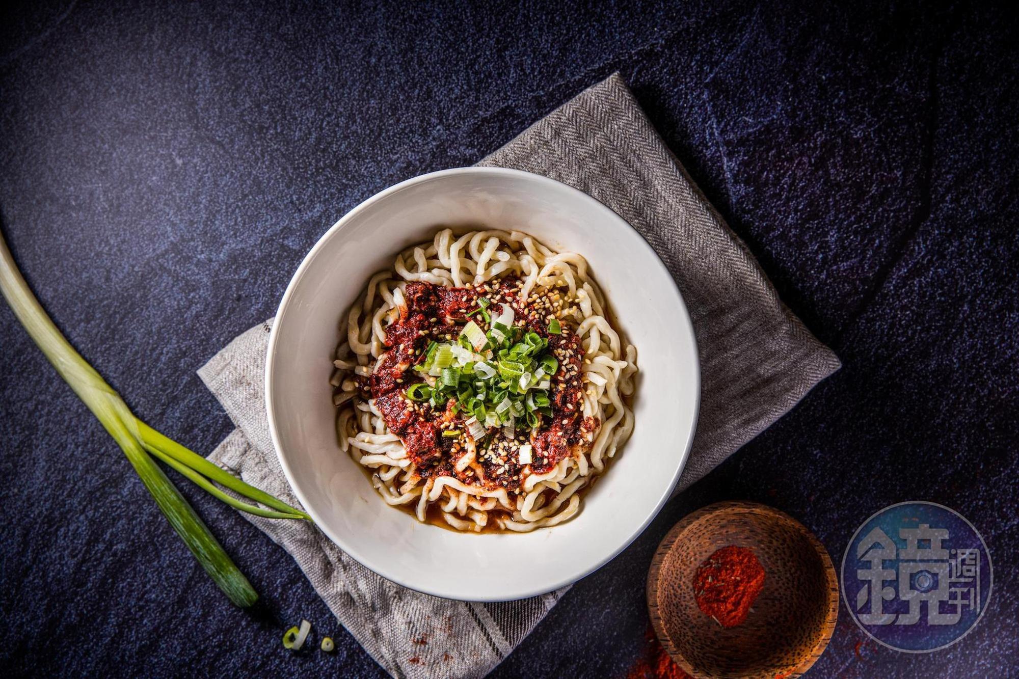結合16種辛香料的「麻辣拌麵」是店內人氣王。(100元/份)