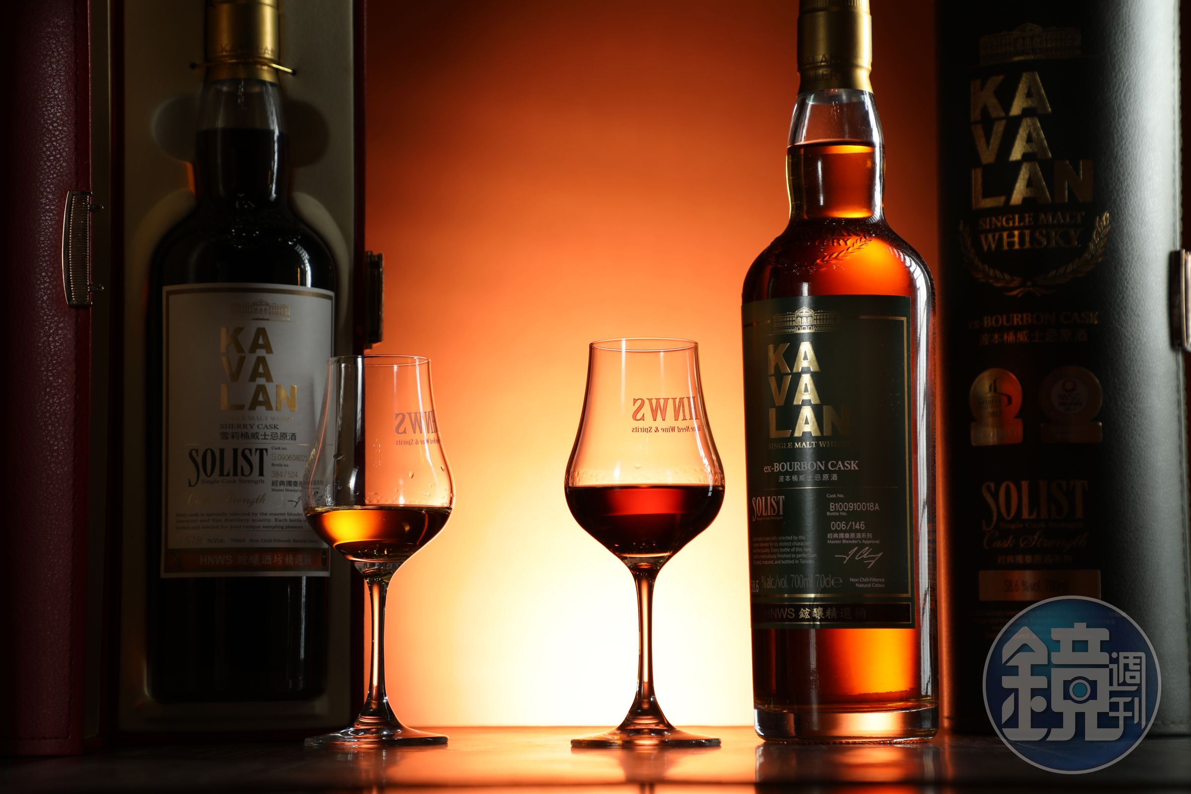 鋐釀包桶、有老酒尾韻的KAVALAN Solist Sherry #S090608021A，Whiskyfun評分93，是噶瑪蘭獲最高分的一款酒。（左，雪莉桶3,300元／瓶；右，波本桶2,900元／瓶）