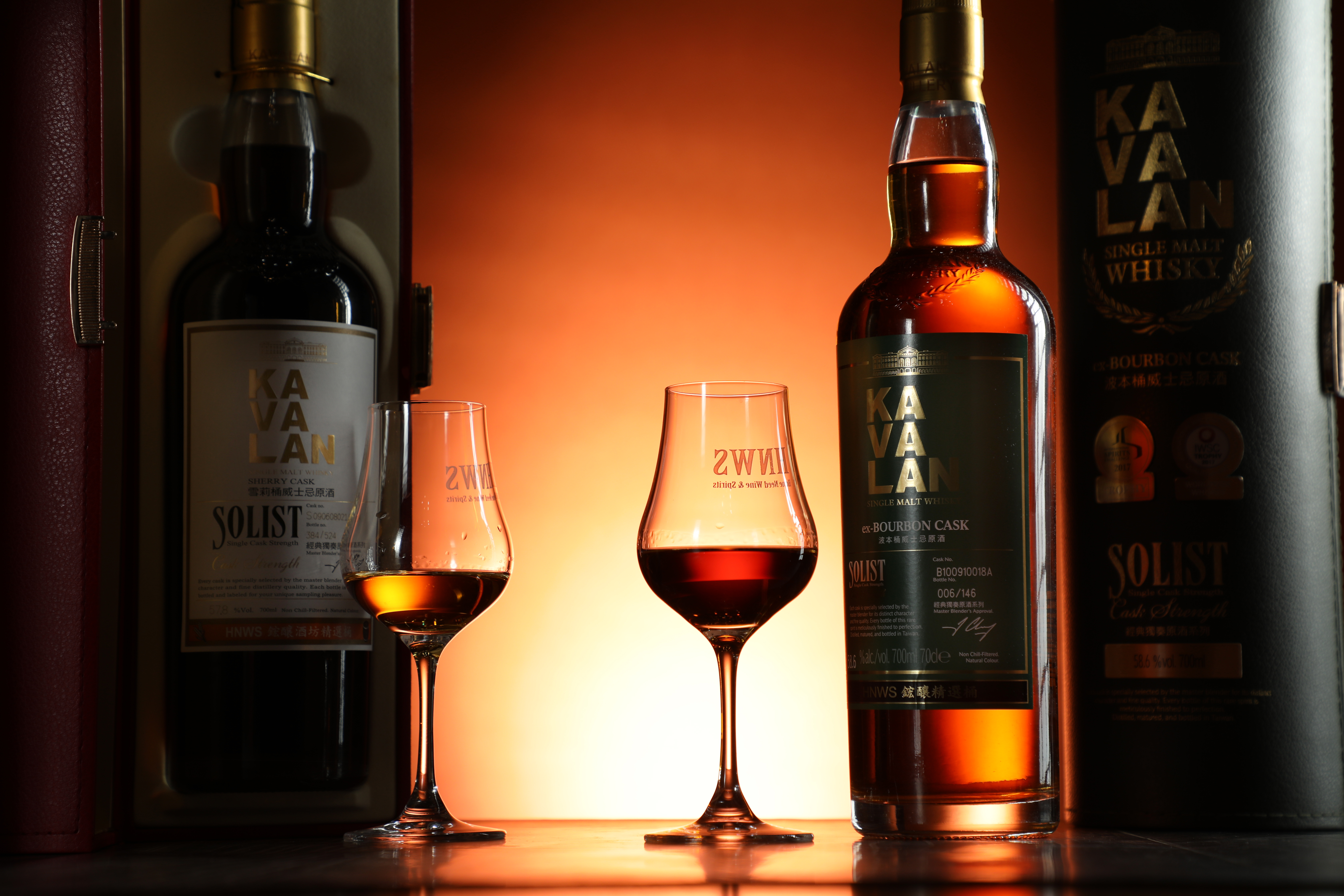 鋐釀包桶、有老酒尾韻的KAVALAN Solist Sherry #S090608021A，Whiskyfun評分93，是噶瑪蘭獲最高分的一款酒。（左，雪莉桶3,300元／瓶；右，波本桶2,900元／瓶）