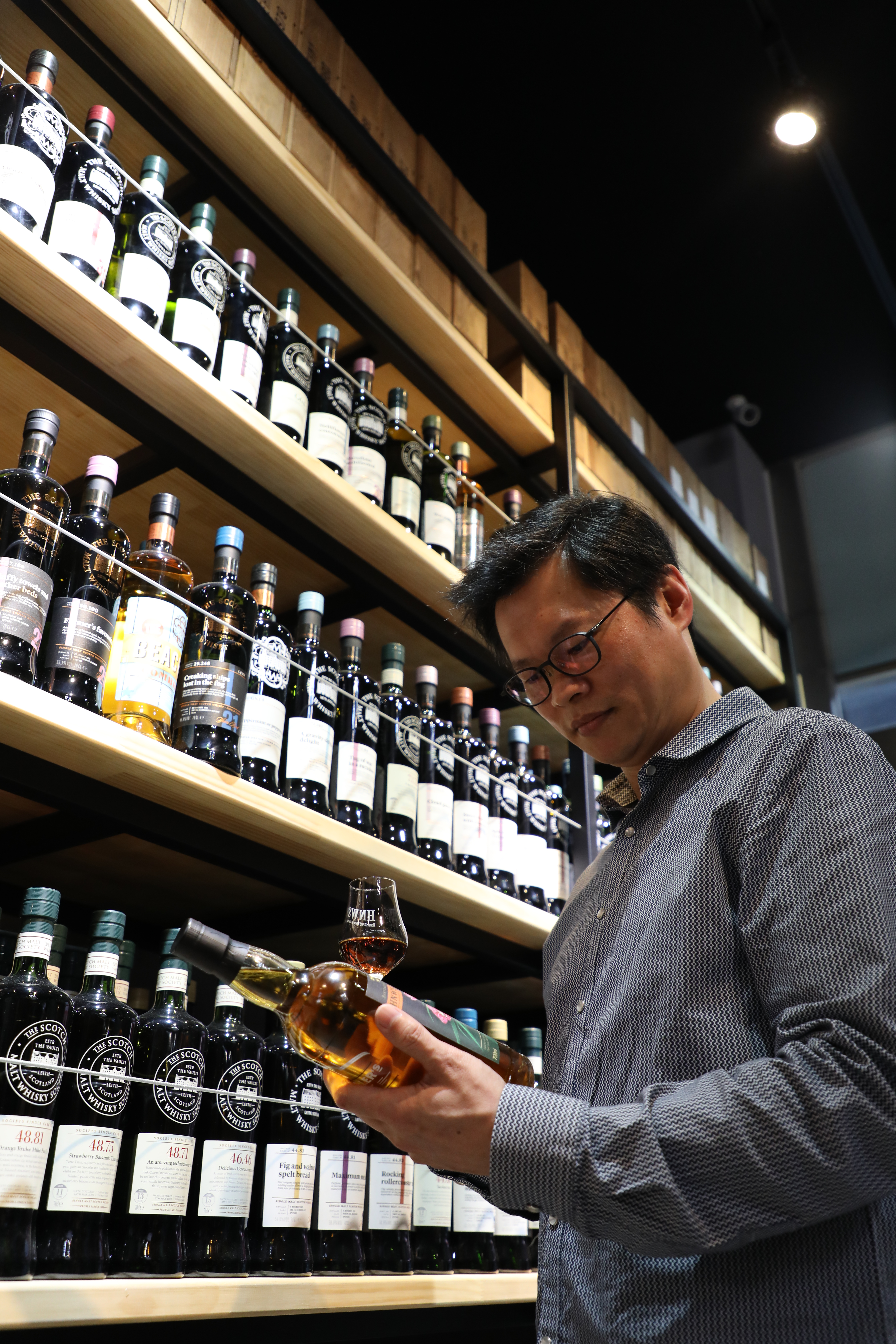 邱春龍對大部分威士忌酒廠都有研究，並藉此作為選酒的判斷基準。