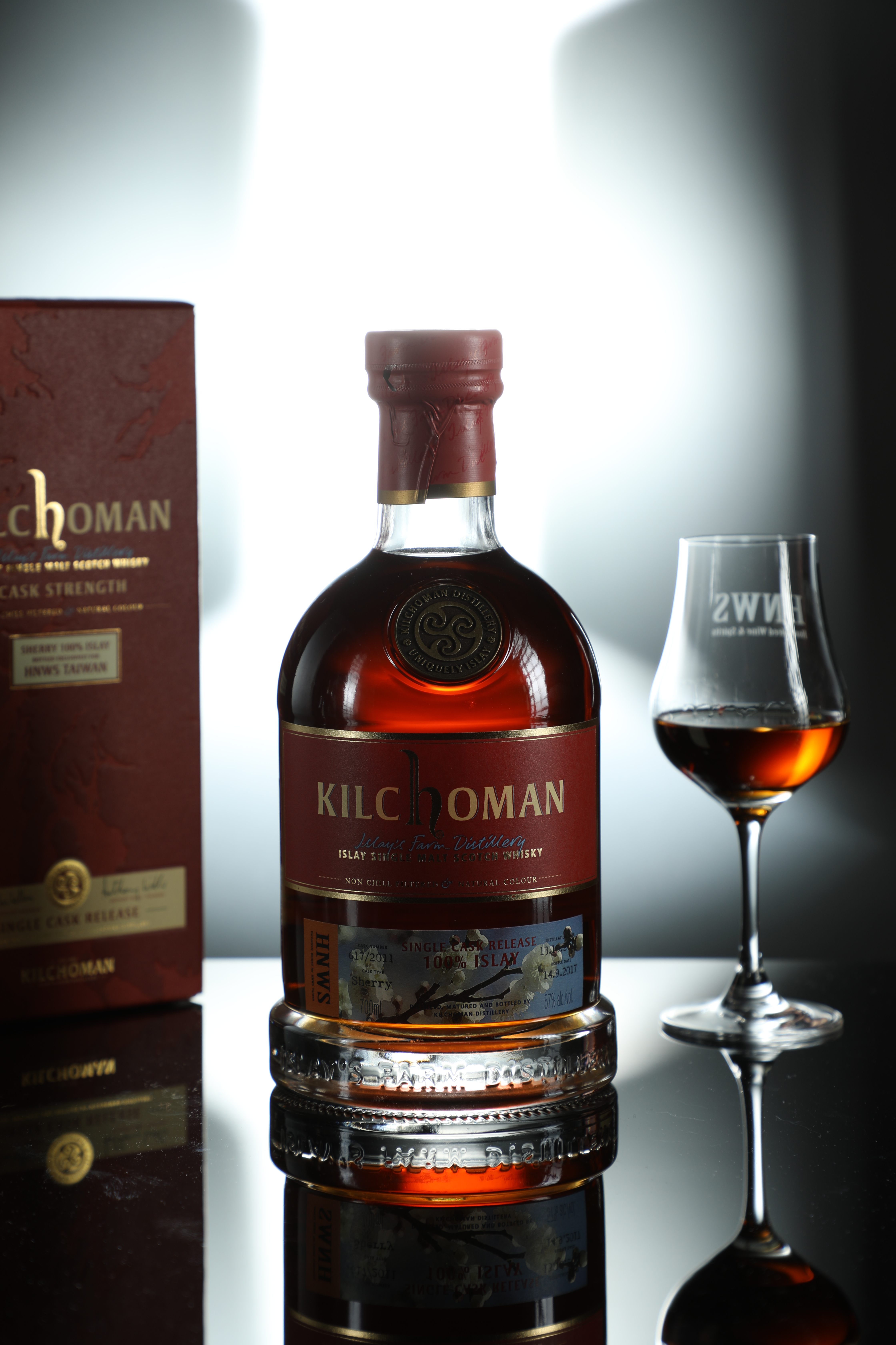 艾雷島上的齊侯門Kilchoman是邱春龍特別欣賞的新酒廠，這支Kilchoman 100% Islay Barley Sherry Cask雖是6年新酒，但尾韻超長。（3,500元／瓶）