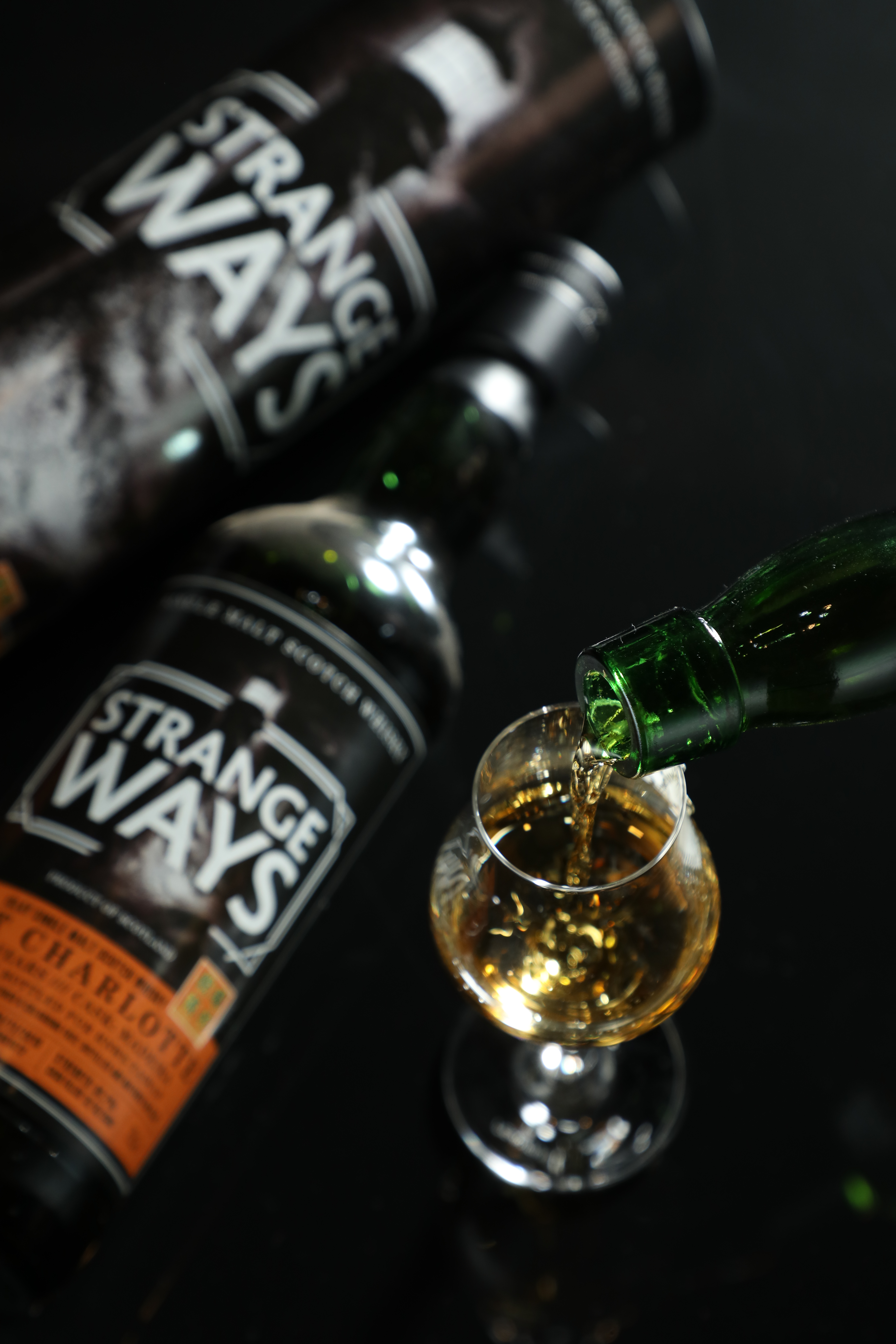 這支鋐釀選桶StrangeWays Port Charlotte 10年，屬於泥煤酒款，醒酒30分鐘後，還會散發香草奶油香氣，也是很受歡迎的品項。（6,000元／瓶）