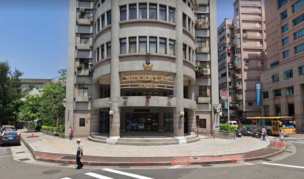 台北市警局北投警分局員警向本刊具名爆料，指自己執勤獎金遭隊上強制要求繳回，就連檢舉後仍不了了之。圖為北投警分局。（翻攝自Google Maps）
