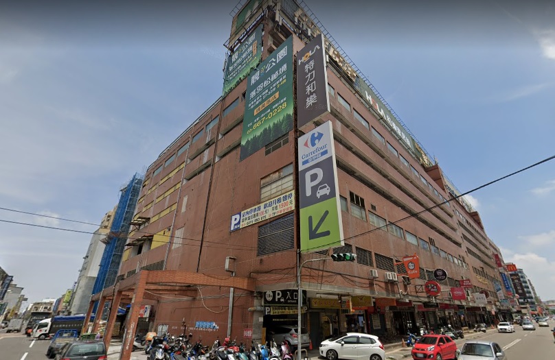 新竹縣竹北家樂福產權爭議多年，終於在日前判決定讞，由新竹縣政府拿回產權。（翻攝自Google map）