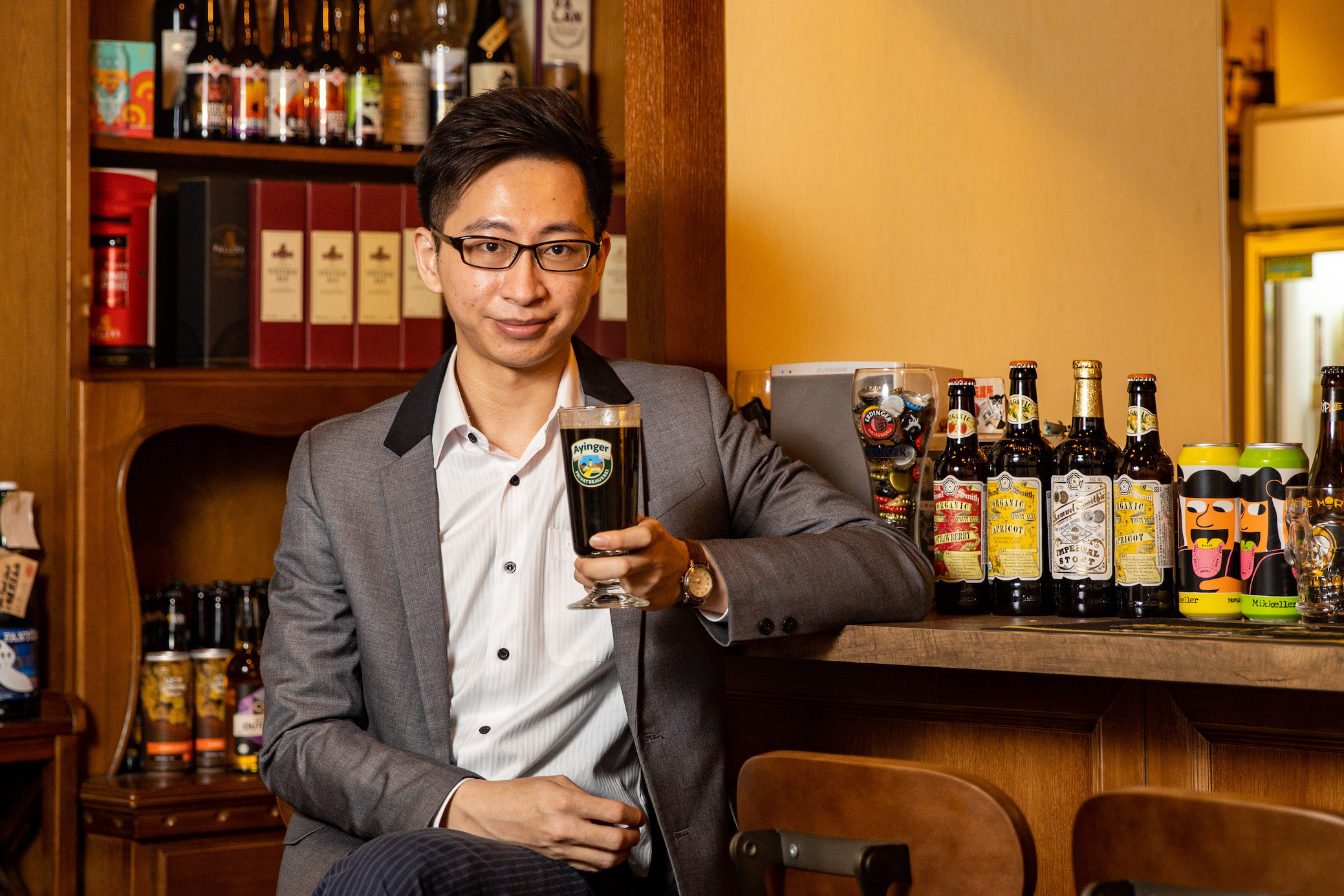 鴻鵠軒老闆謝秉彧(Terry)原為工程師,因熱愛料理與精釀啤酒轉行創業。