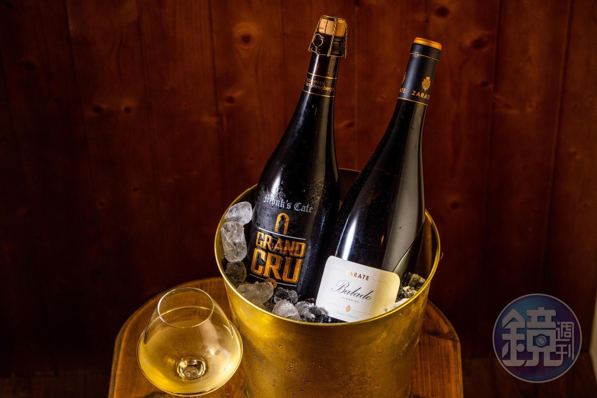 酸香蜜感的「Monk's Cafe Grand Cru 修士咖啡館特級桶釀啤酒」「單一園原株石園白酒」是海鮮良伴。（左：460元／瓶、右：1,380元／瓶）