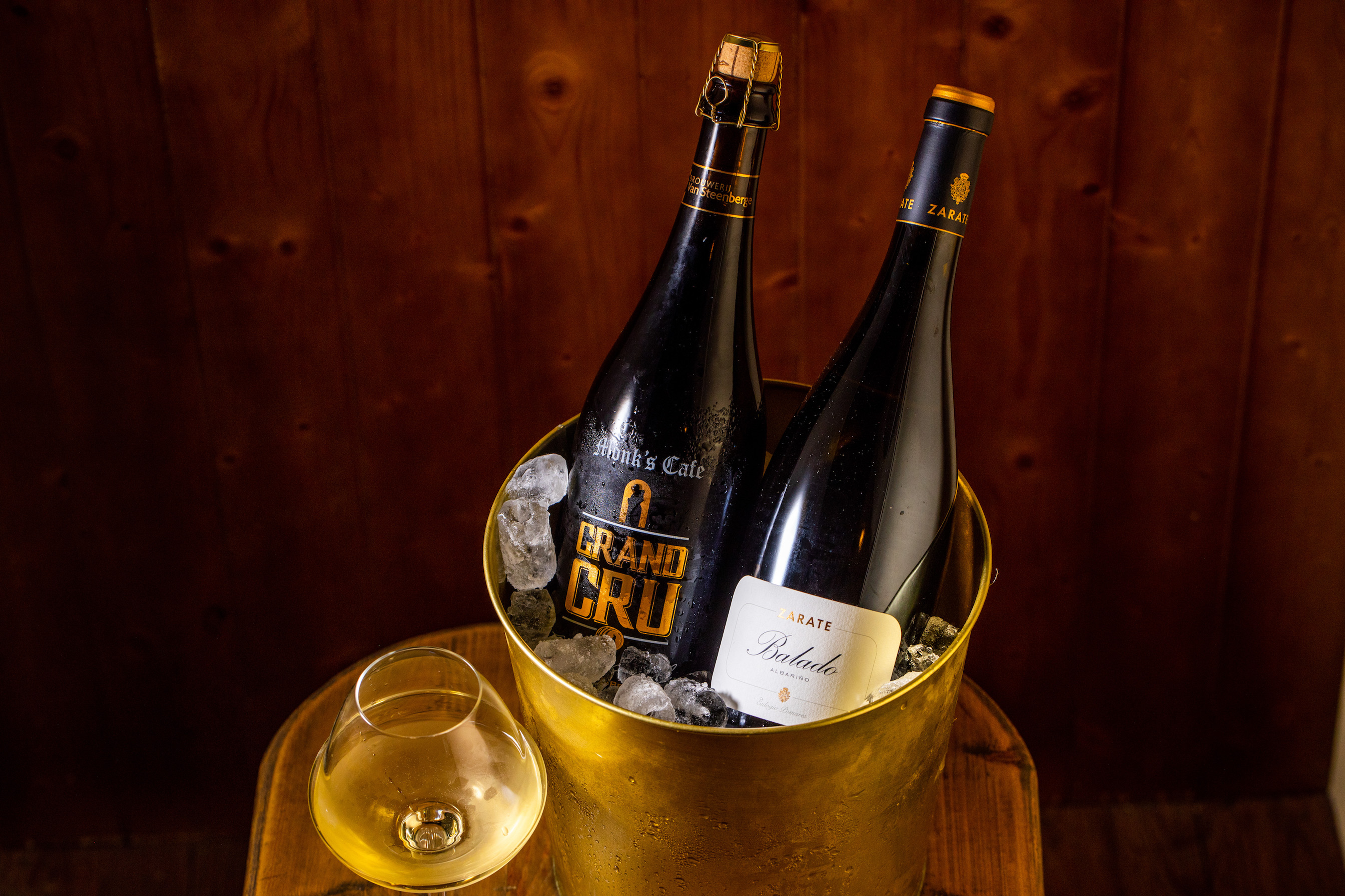 酸香蜜感的「Monk's Cafe Grand Cru 修士咖啡館特級桶釀啤酒」「單一園原株石園白酒」是海鮮良伴。(左:460元/瓶、右:1,380元/瓶)