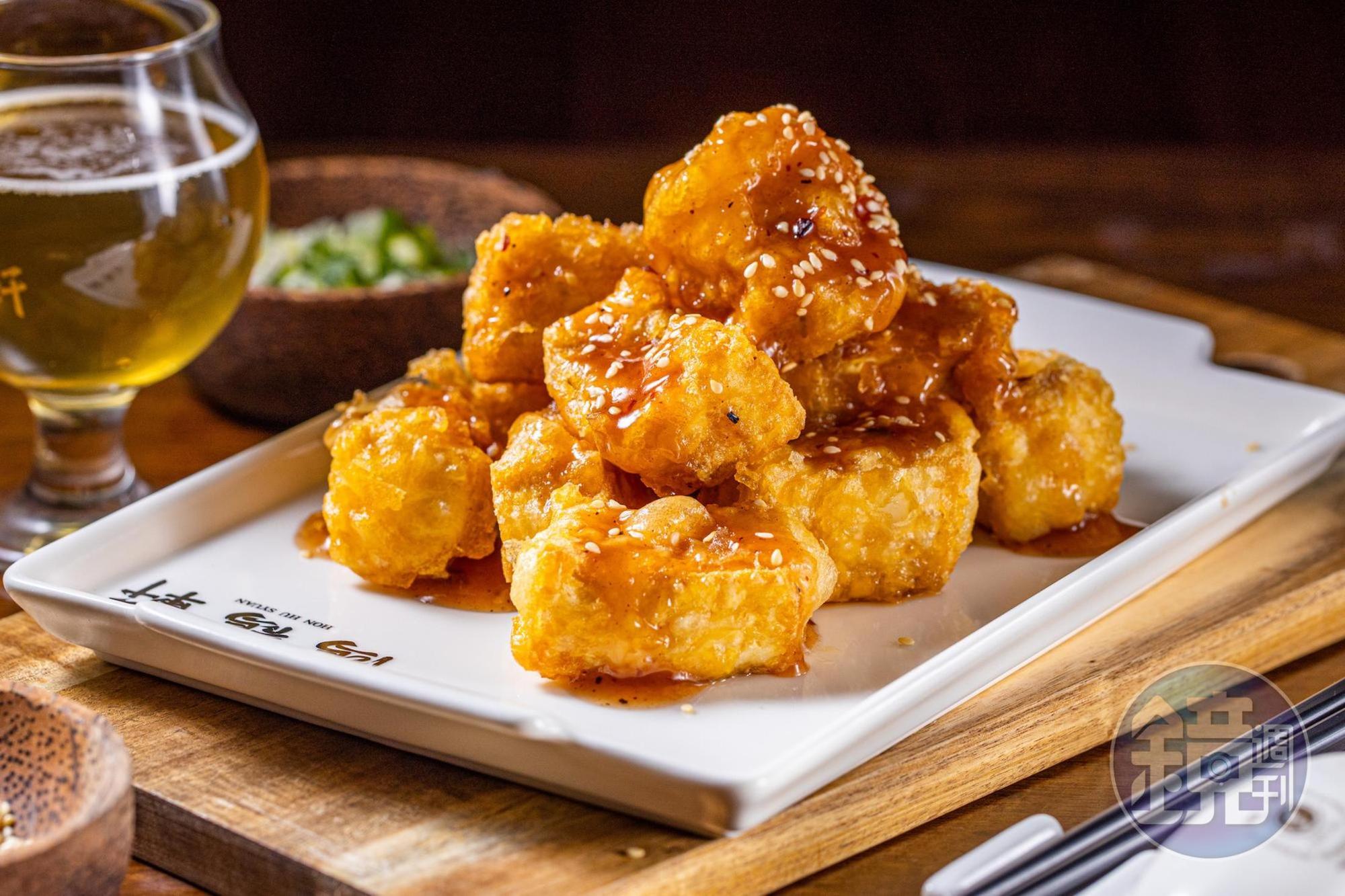 「蜜汁炸嫩豆腐」淋上調和黑胡椒與蜂蜜的醬汁，外酥內嫩。（180元／份）