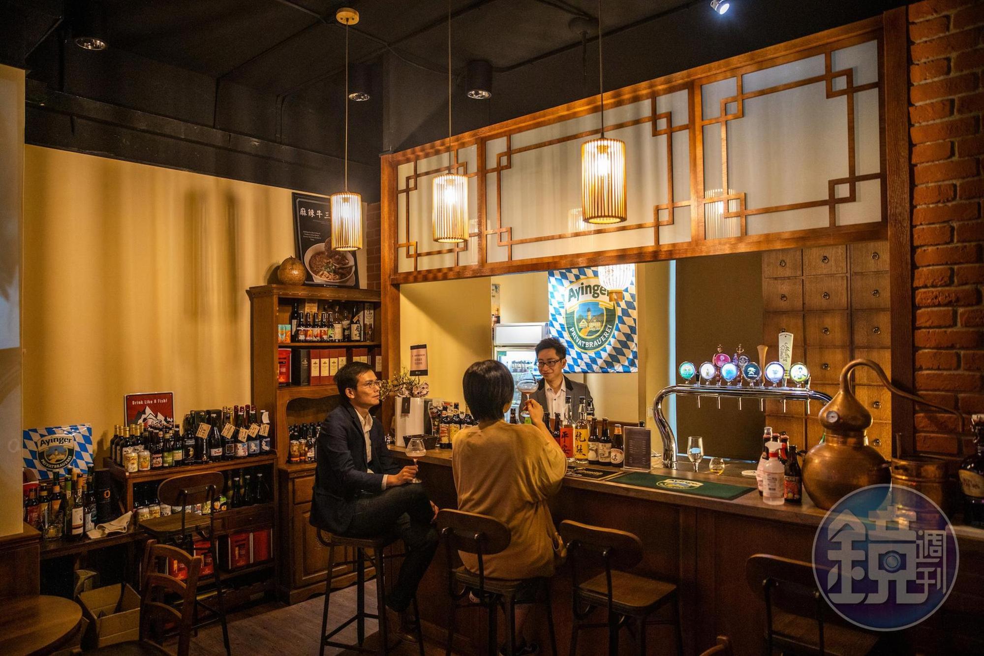 鴻鵠軒以中式麵點、小菜搭配精釀啤酒。