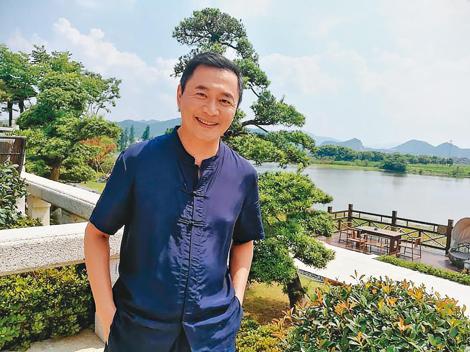 湯志偉與老婆Juby曾在夜市叫賣古早味蛋糕。（翻攝自湯志偉臉書）