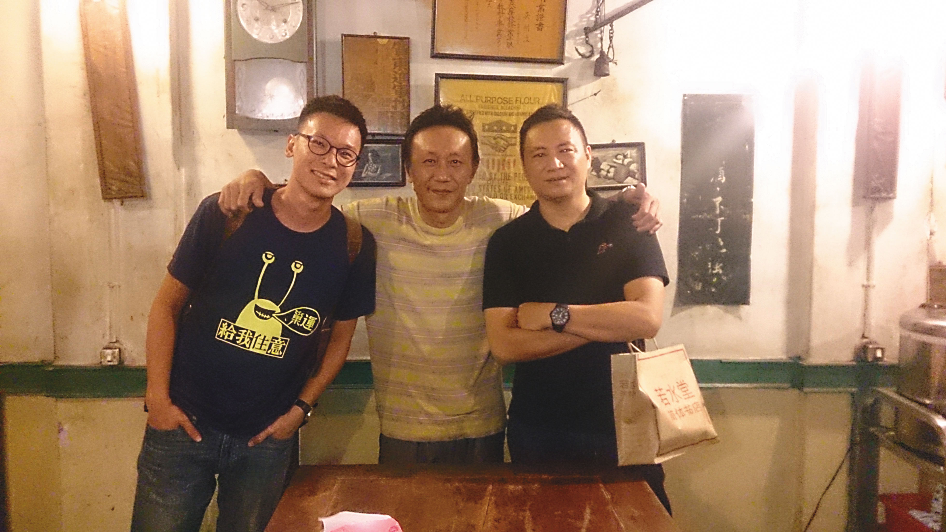 劉建華（中）是老闆兼廚師，個性海派鮮明，新一代政治人物如林飛帆（左）、大陸民運人士王丹（右）都曾是座上嘉賓。（阿才的店提供）