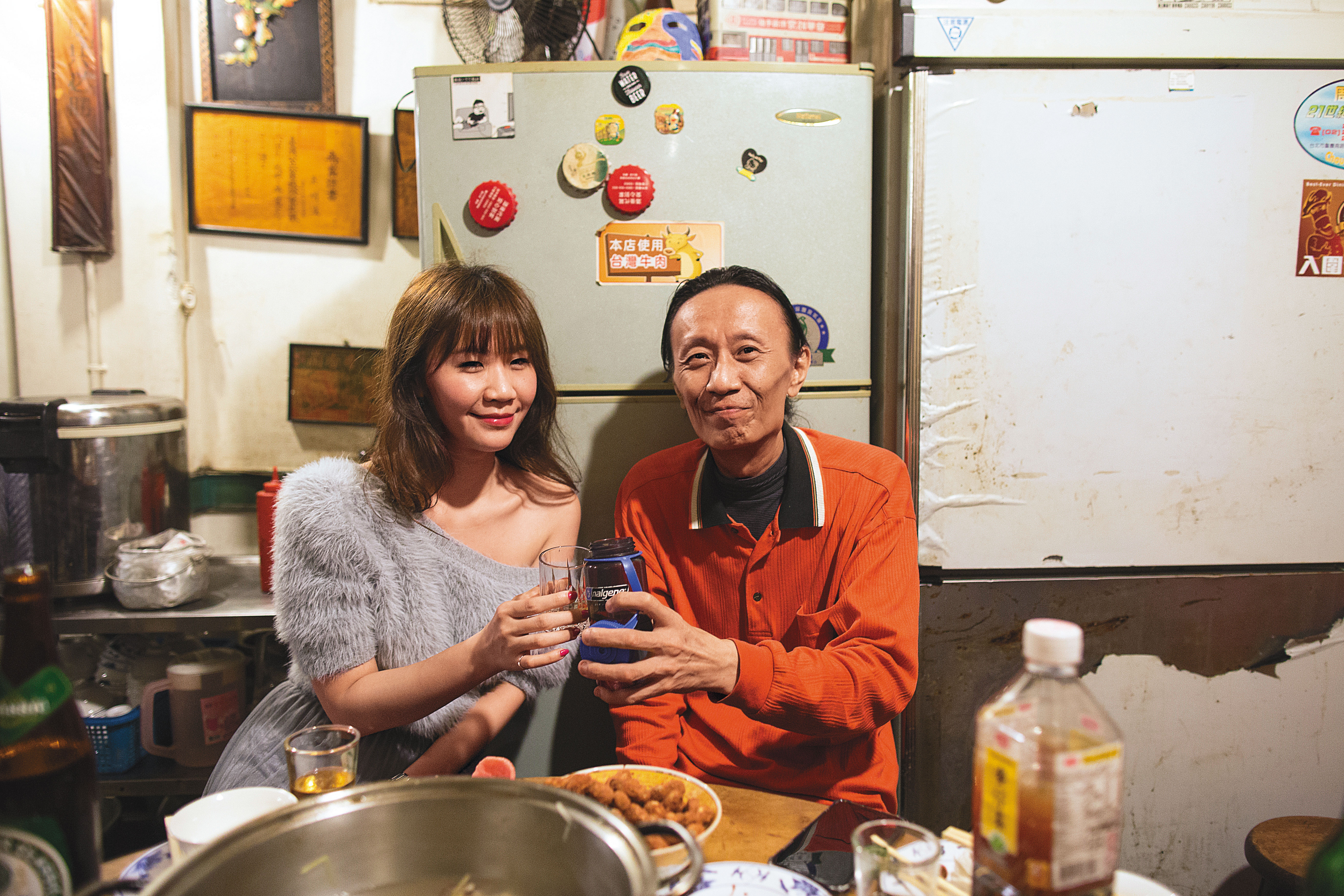劉建華（右）今年2月病逝，女兒楊怡欣（左）和他關係一度水火不容。