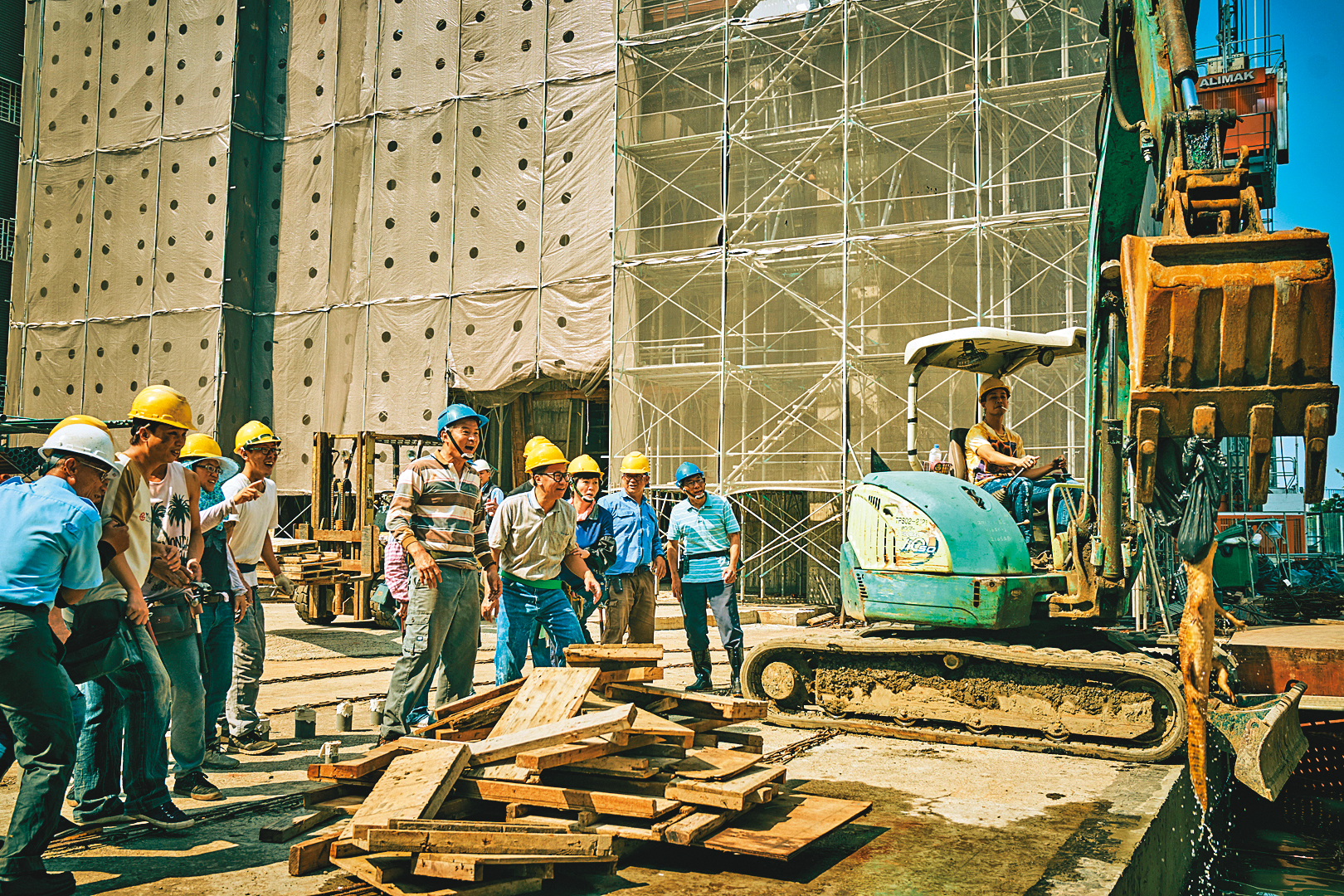劇中主角阿祈為發大財，異想天開在工地養鱷魚，劇組為此橋段特地製作一隻假鱷魚入戲。（大慕影藝提供）