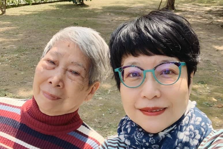 張曼娟失智的母親被蘇姓網友言語攻擊，張曼娟表示從不覺得母親羞恥，非常以她為榮。（翻攝自張曼娟粉絲專頁）