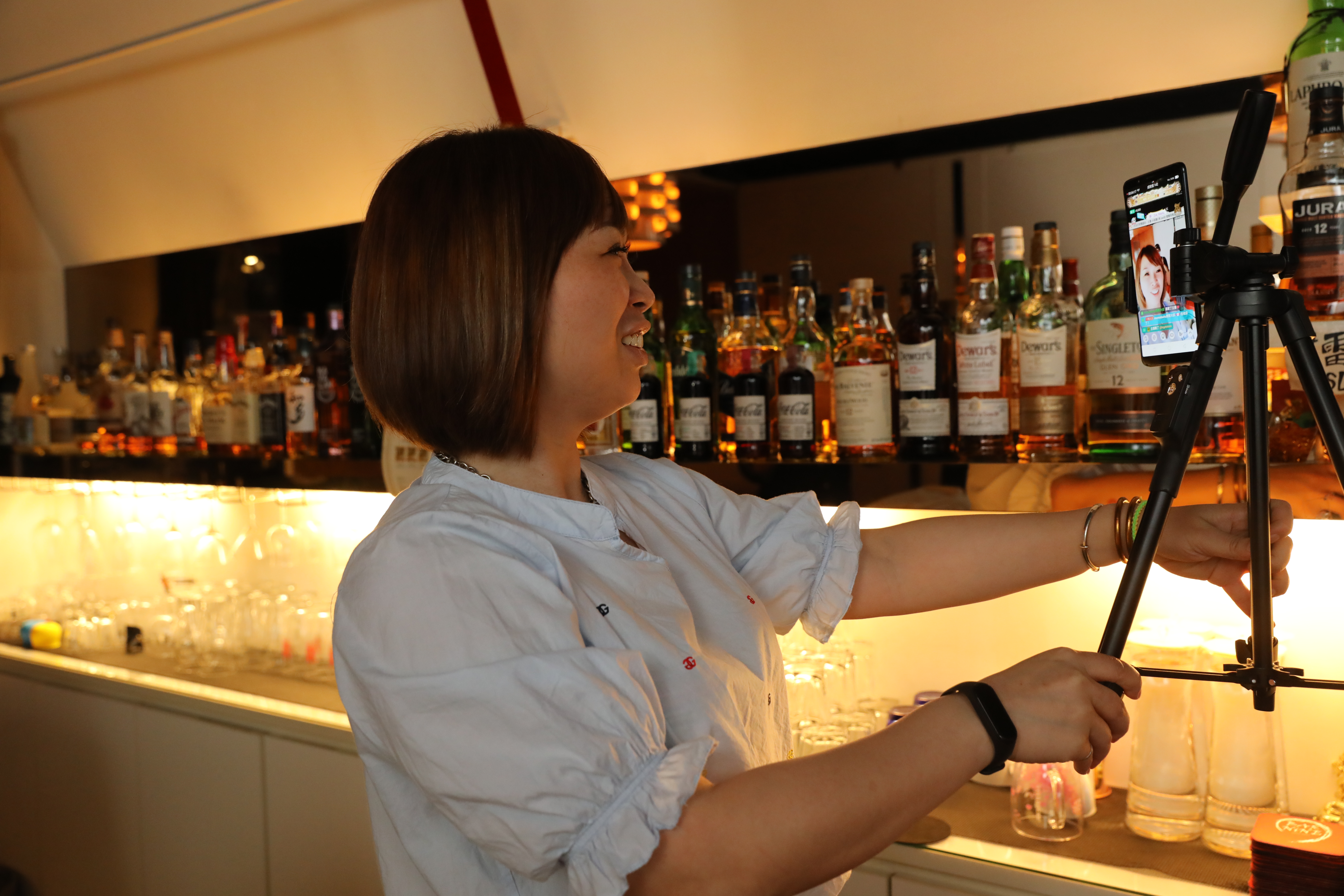 酒吧在疫情橫行下慘澹經營，但老闆席耶娜藉由每天的開店直播秀跟遠在日本的熟客聯絡情感。