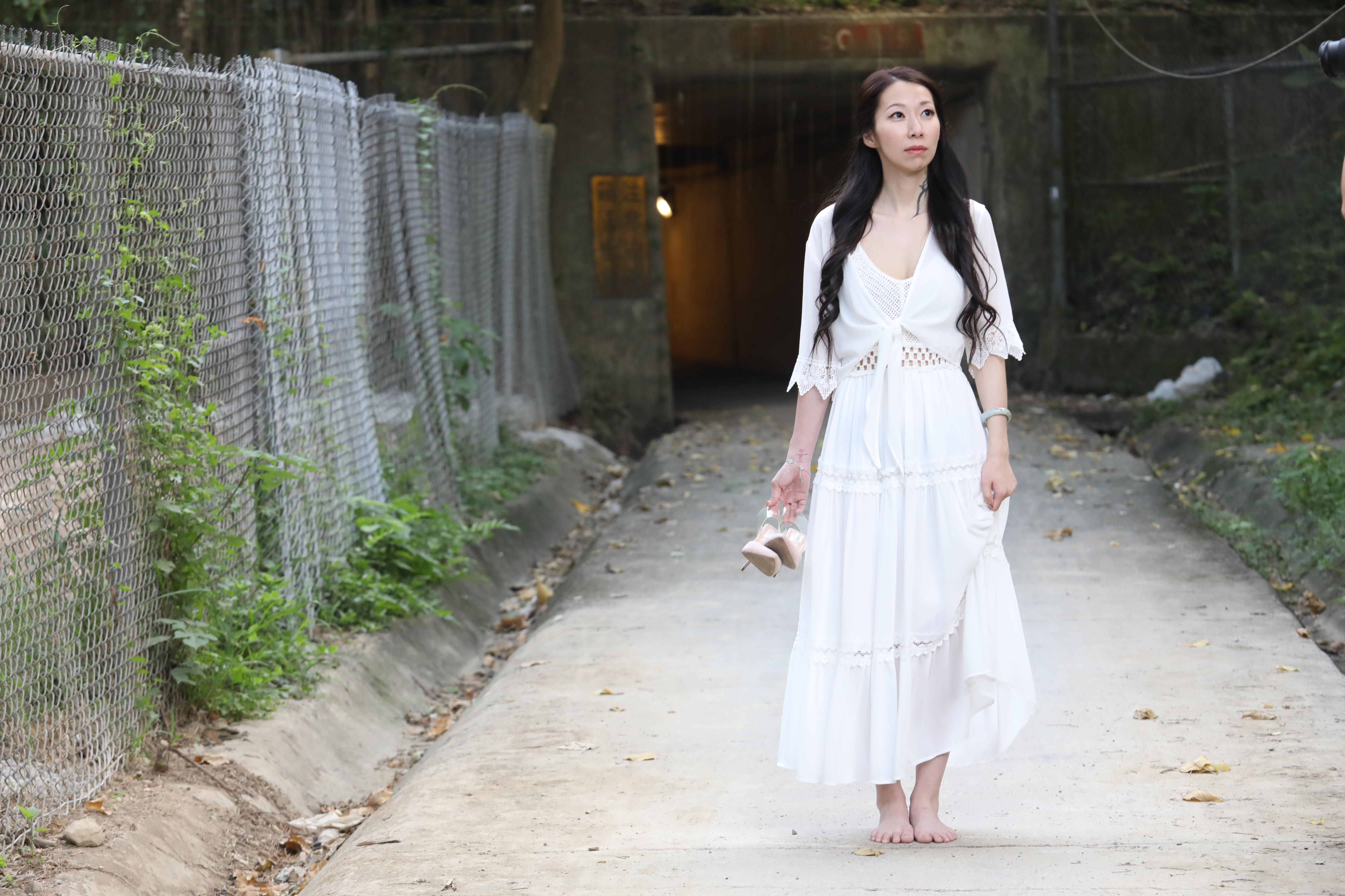 胡黎是酒店經紀人，做的是夜晚的生意，而她同時在網路經營情趣用品商店，也賣水餃，沒有和白天的世界失聯。