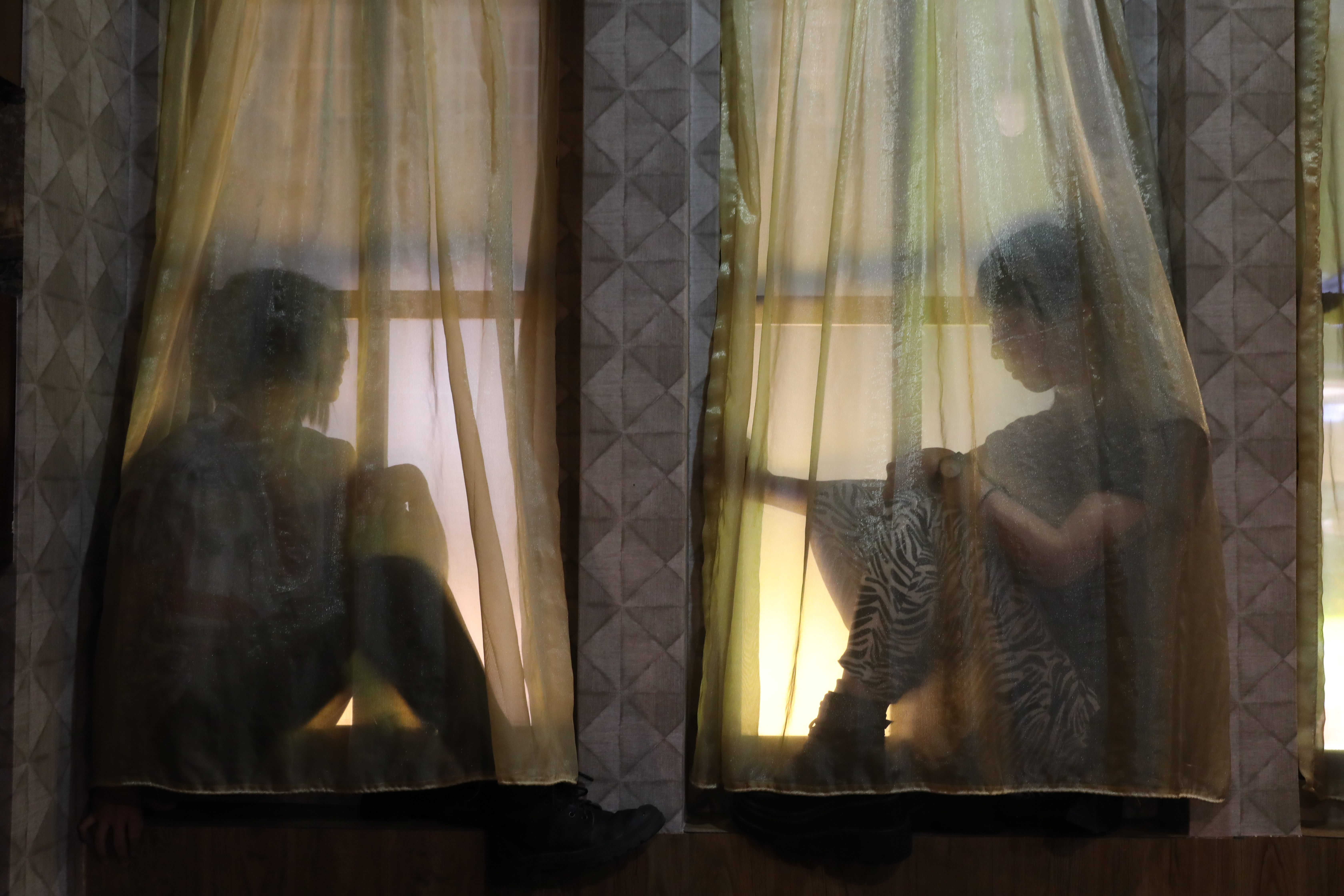 諾亞和月月在林森北路某禮服店工作，4月9日被幹部簡訊通知不用去上班，失業至今，幫40、50名同業申請紓困。