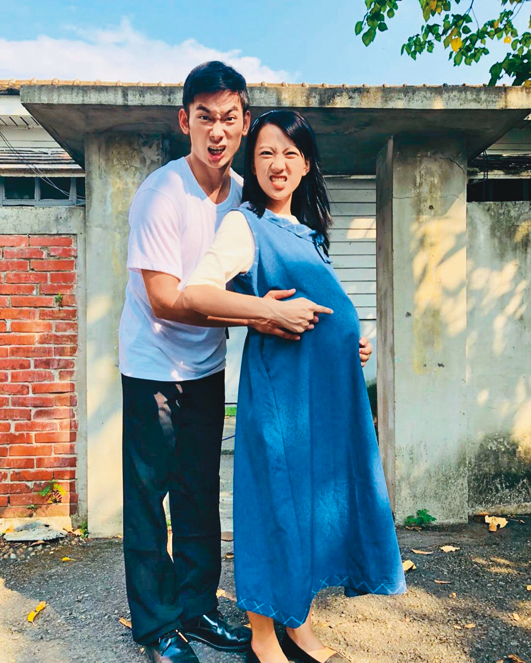 范宸菲(右)與亮哲(左)在大愛《與愛同行》演出一對夫妻。
