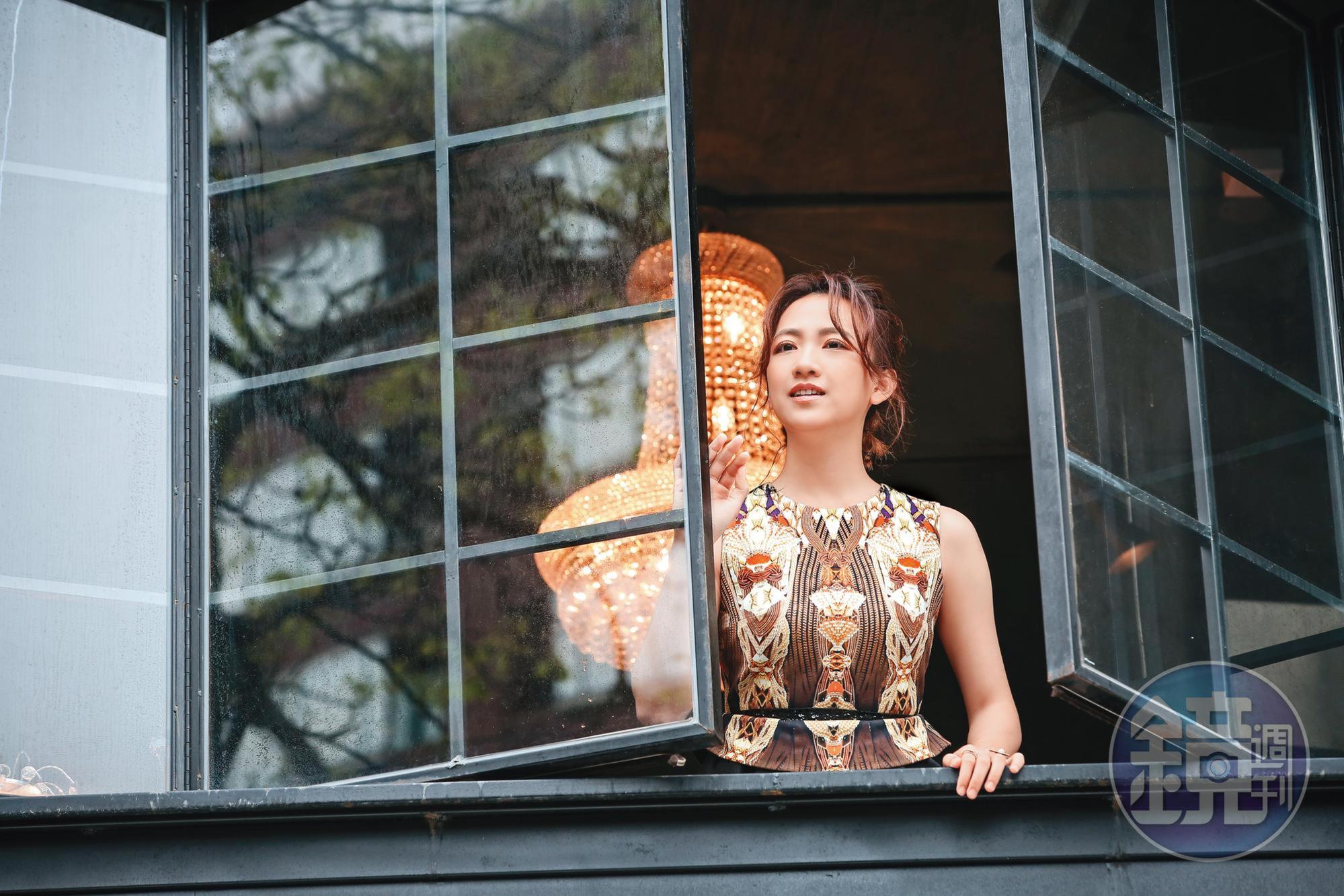 范宸菲演出《炮仔聲》壞女人夏盈盈常有無法出戲的時候,下戲後利用騎單車或走路方式放空思緒。