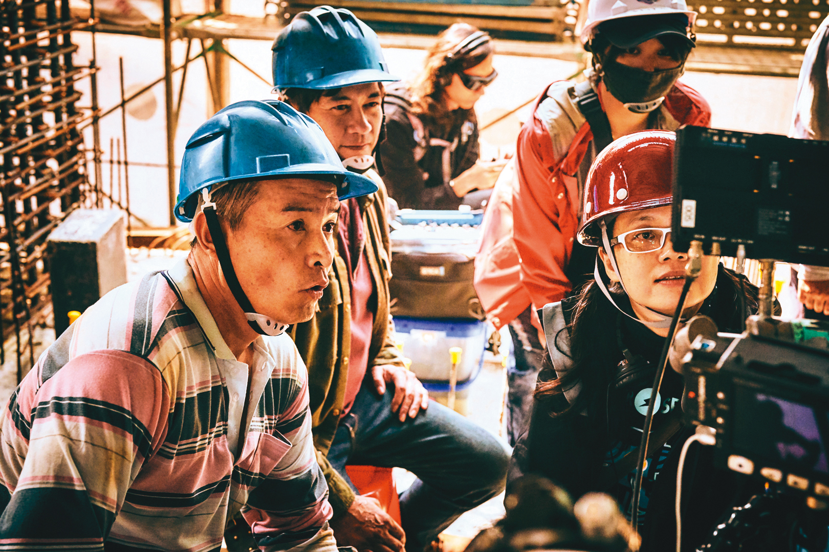 因為在工地取景，導演鄭芬芬（前排右）不只要指導李銘順（前排左）等演員表現，同時得顧及工作人員的安危。（大慕影藝提供）