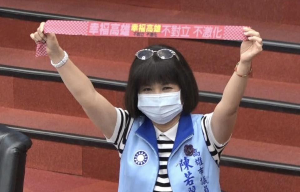 國民黨今日推出紅絲帶反制罷韓的黃絲帶。（翻攝自Wecare高雄臉書）