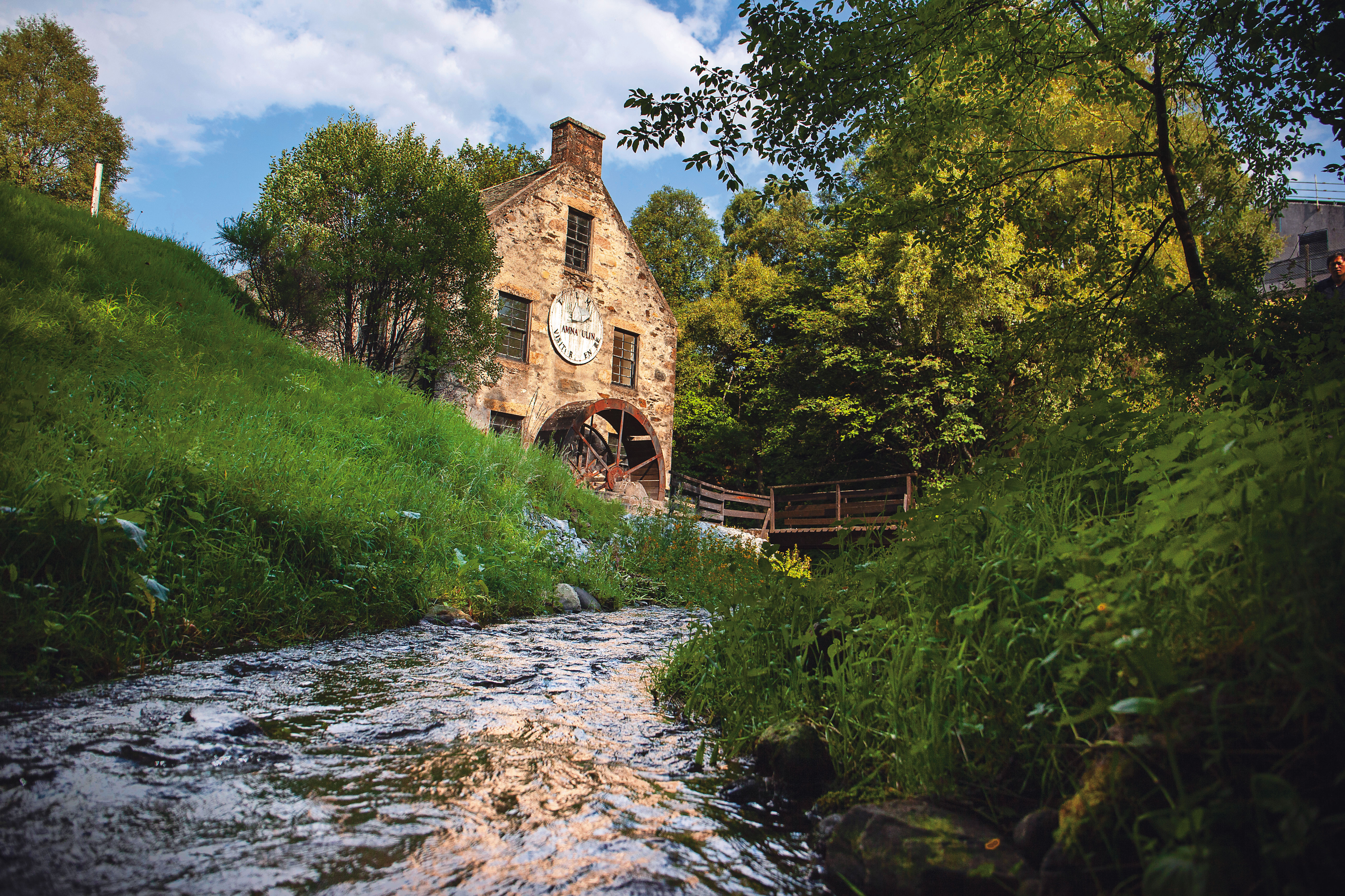 塔木嶺Tamnavulin的蓋爾語意思是「山中的紡廠」，仔細看酒標上也有「水車」圖案，實際造訪，原來水車屋美得像幅畫。