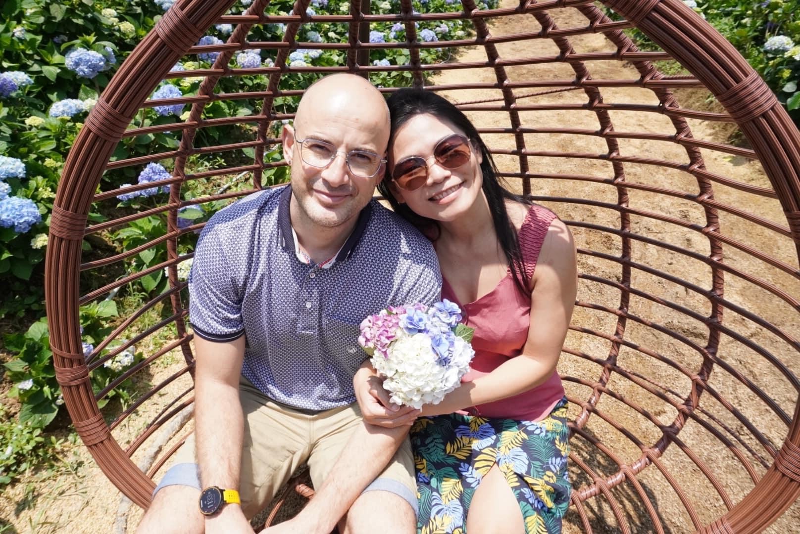 面對網友酸言酸語吳鳳不以為意，直呼自己老婆是千年難得一遇。（翻攝自吳鳳臉書）