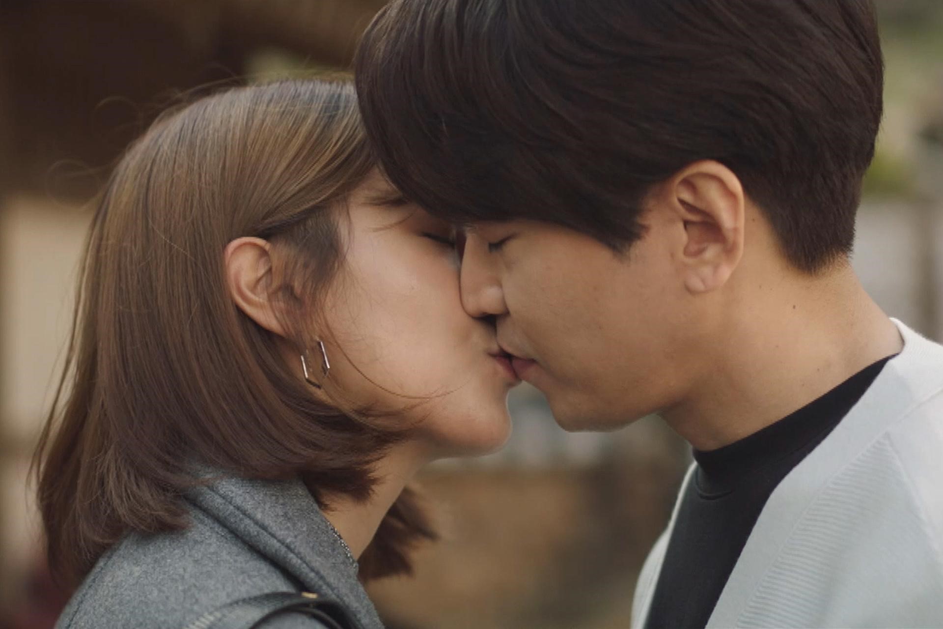 Eric（右）與高媛熙在新劇《怪咖！文主廚》結局甜蜜相吻，迎來幸福結局。（friDay影音提供）