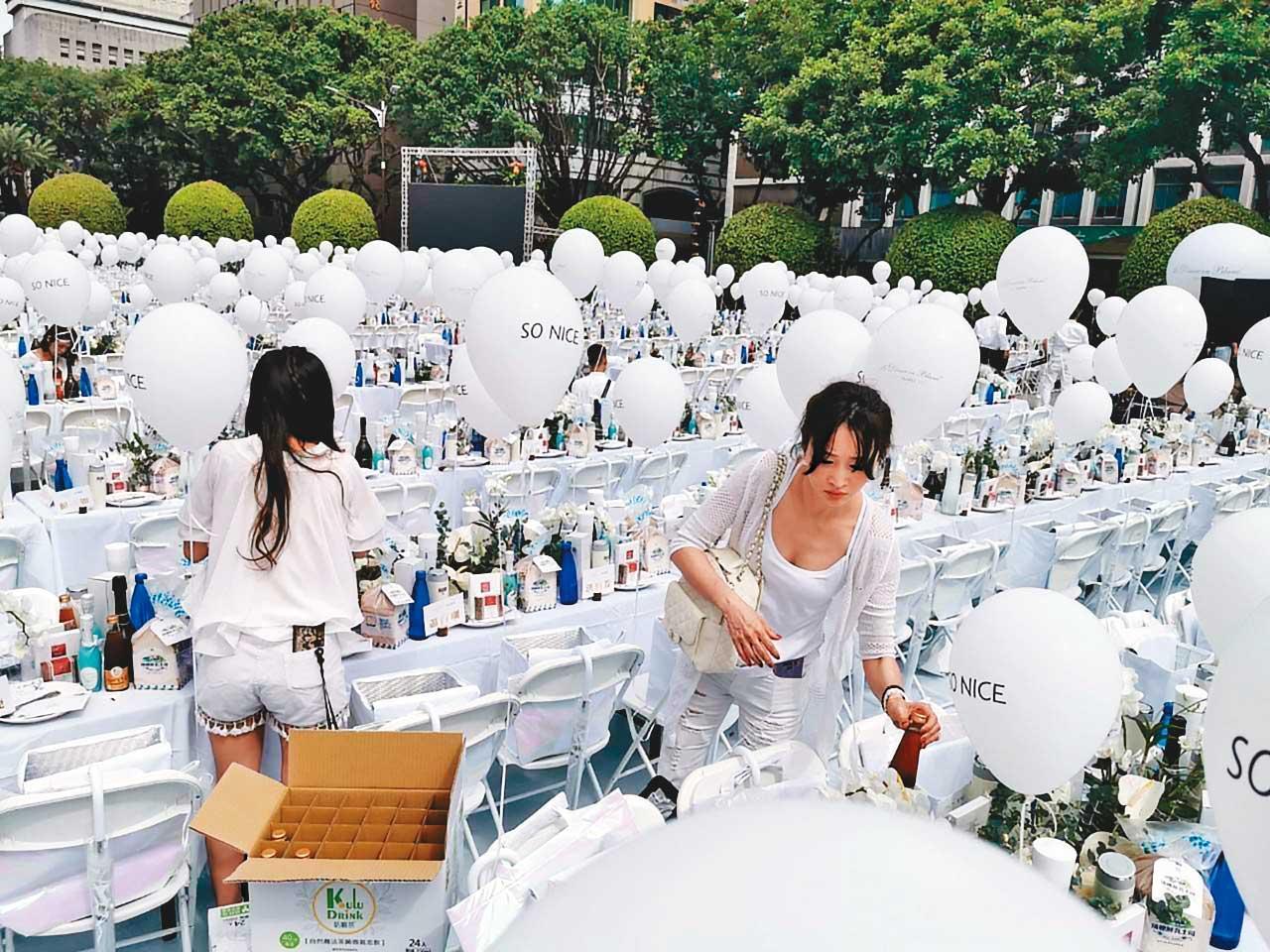 為了向大眾推廣康普茶,王宇芬(右)積極到各地舉辦試飲活動。(王宇芬提供)