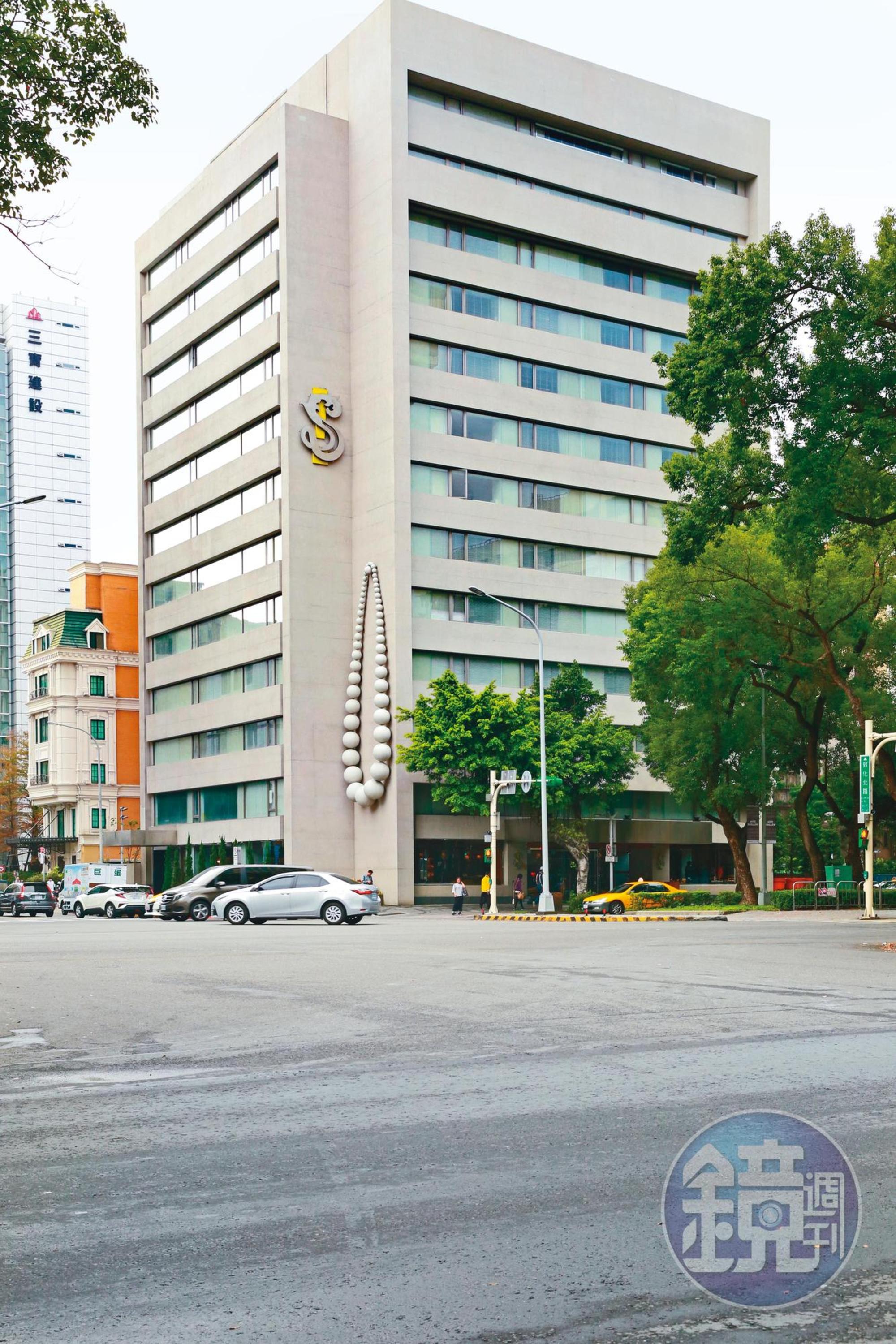 汪小菲的S Hotel年初因疫情影響曾放員工無薪假,汪小菲還曾透露將會在飯店新開設一間酒吧。