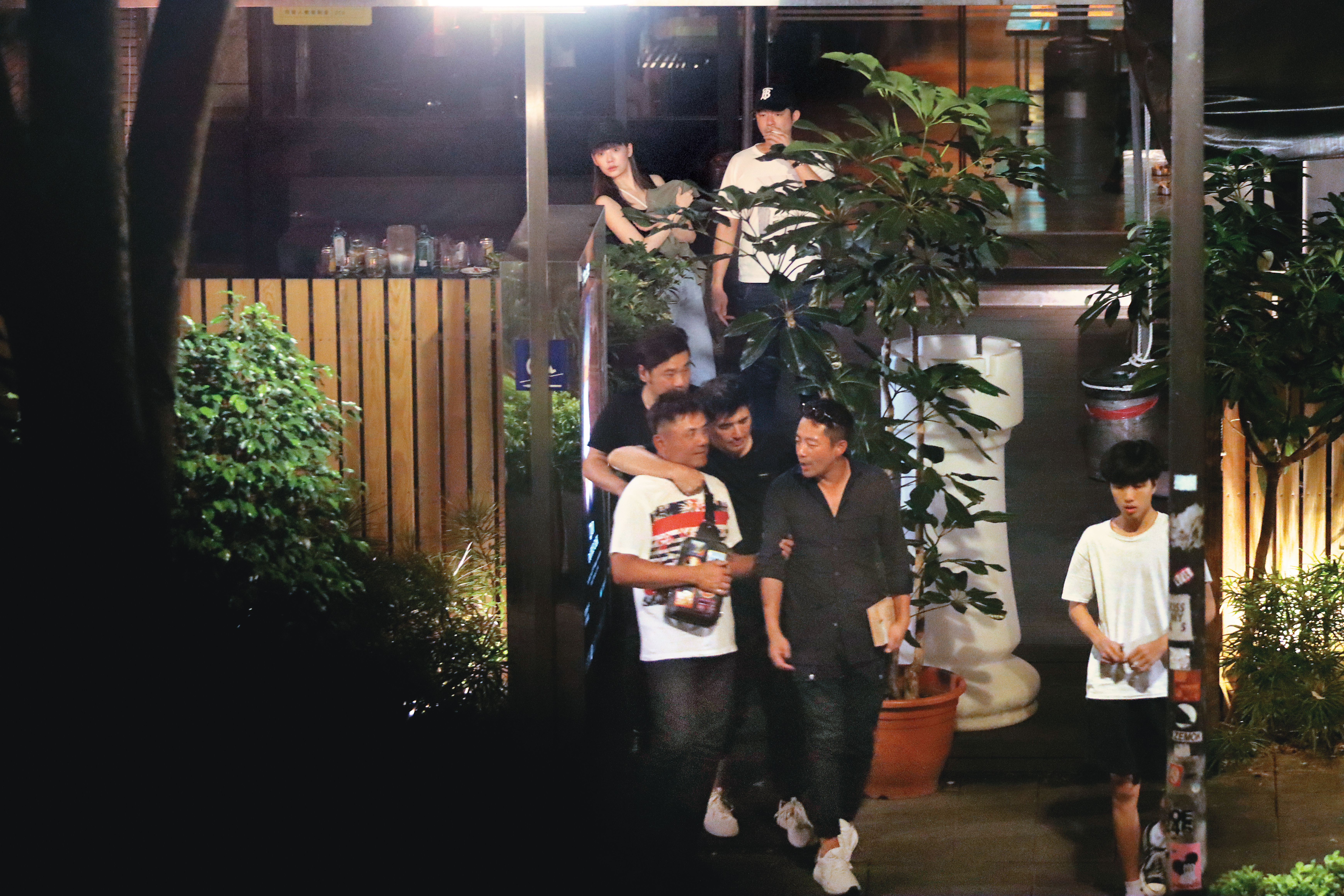 5月4日00:07，汪小菲（前排右1）、王柏傑（後排右）與友人相約酒局，與他們過往不見交集的邵昕（前排右2）也是座上客，還被大家灌酒喝到爛醉，腳步踉蹌地離開。