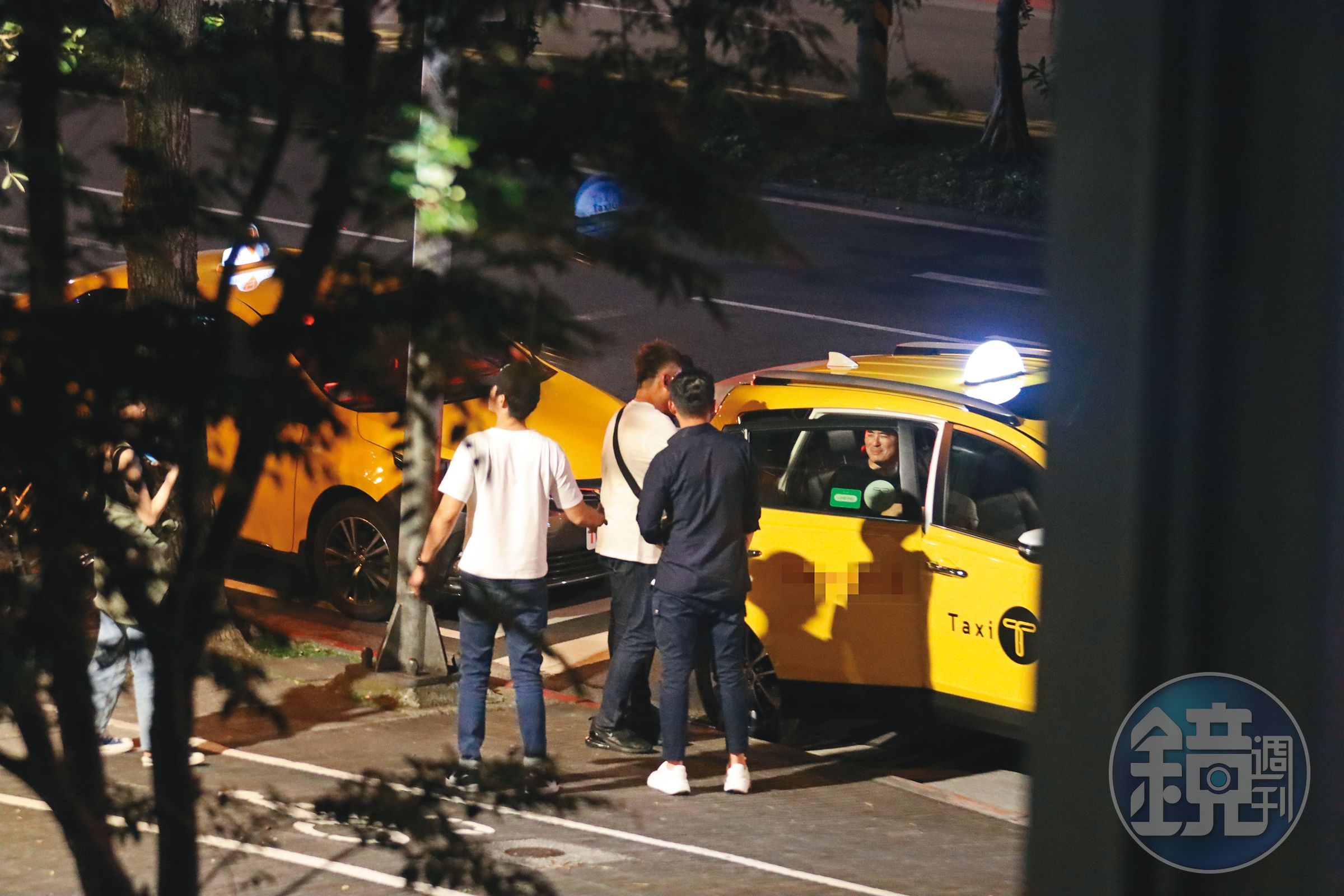 00:08汪小菲親自將邵昕送上計程車，照顧得相當周到。