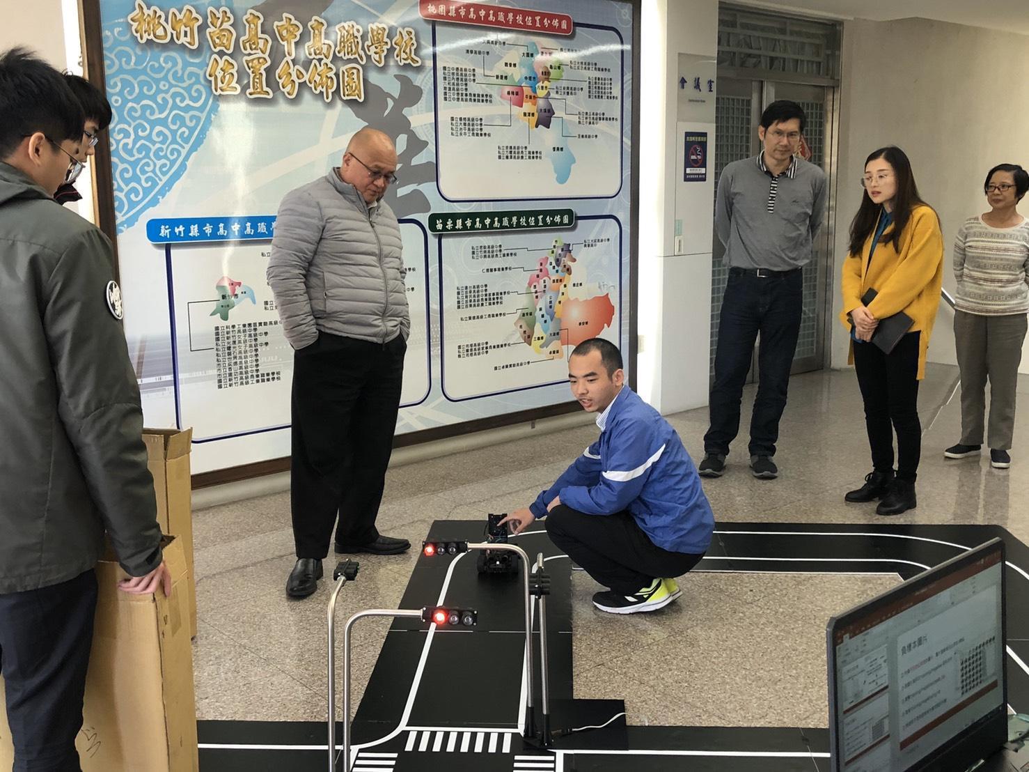秦榮華堅持技職教育應落實動手做,圖為他親自驗收敏實科大自動駕駛課程學生成果。(敏實集團提供)