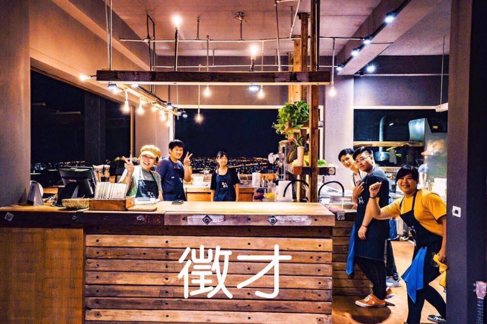 「空ㄟ農場」提供輕食與窯烤披薩DIY,可邊美食邊欣賞夜景。(翻攝空ㄟ農場臉書粉絲團)