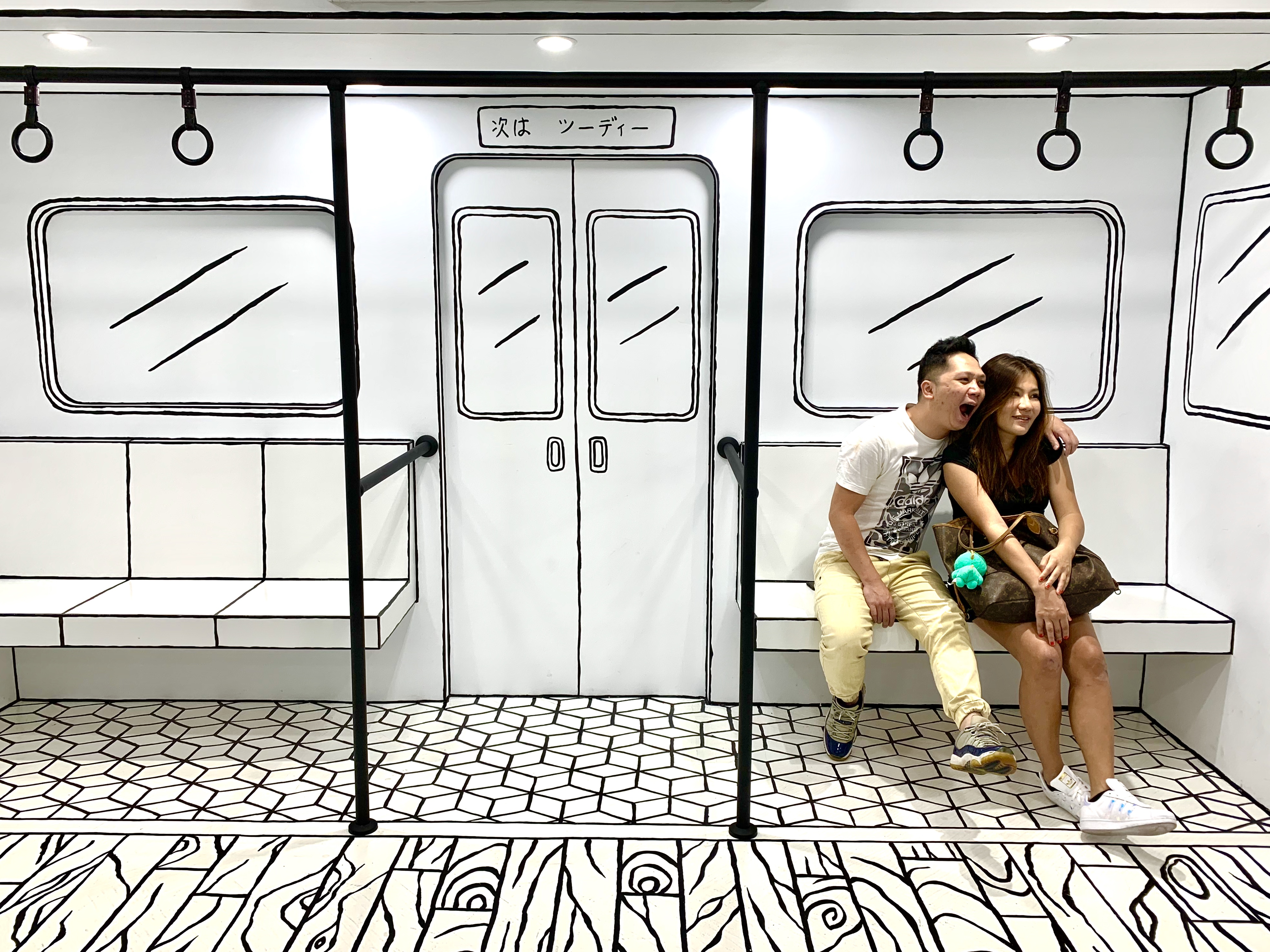 「2D Cafe」以漫畫手繪風格的空間設計，讓客人輕鬆拍出魔幻有趣的打卡照。