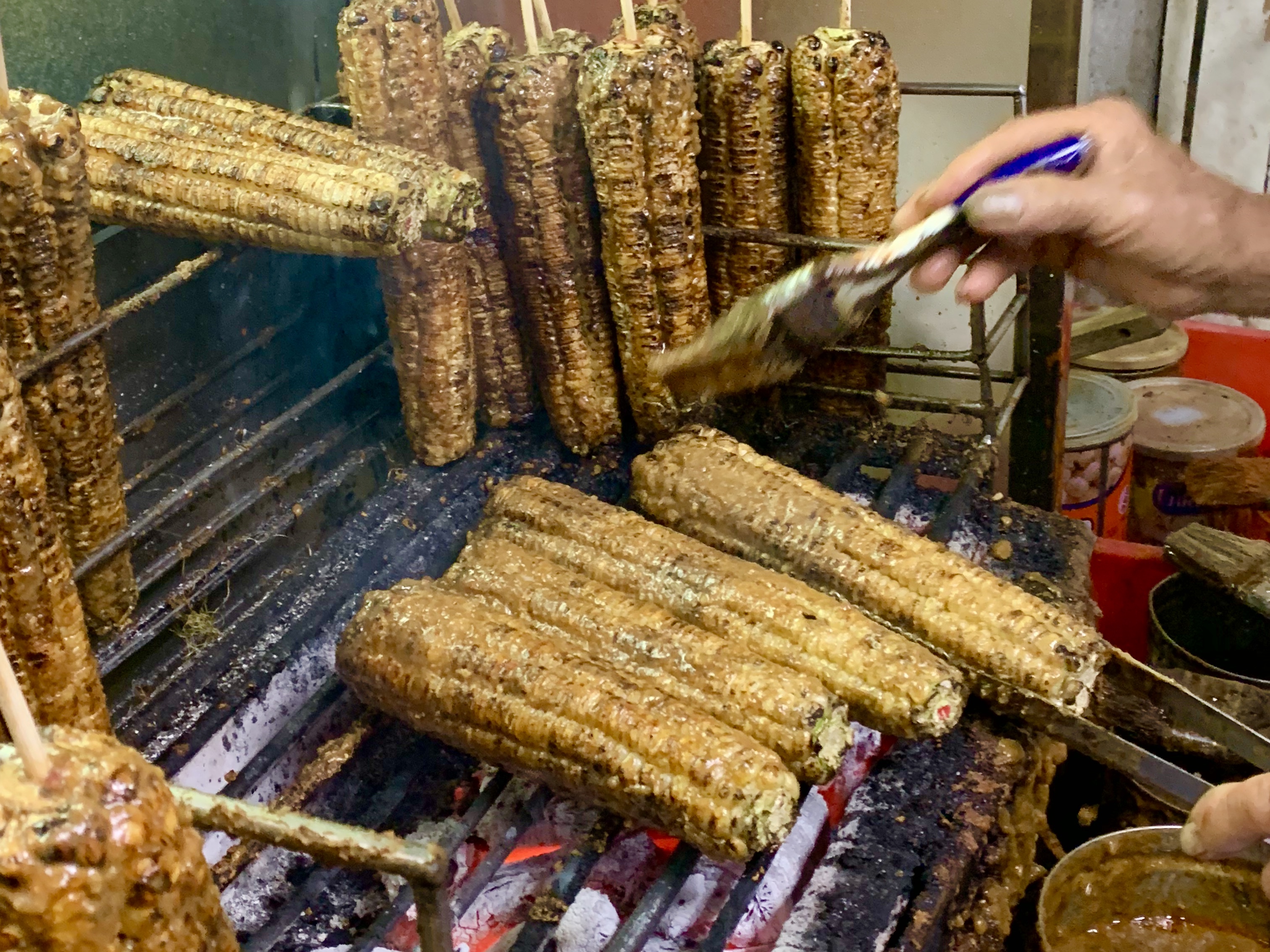 位在嘉義、開業50年的「阿婆烤玉米」，是用木炭烤玉米，剛出爐的炭香相當迷人。