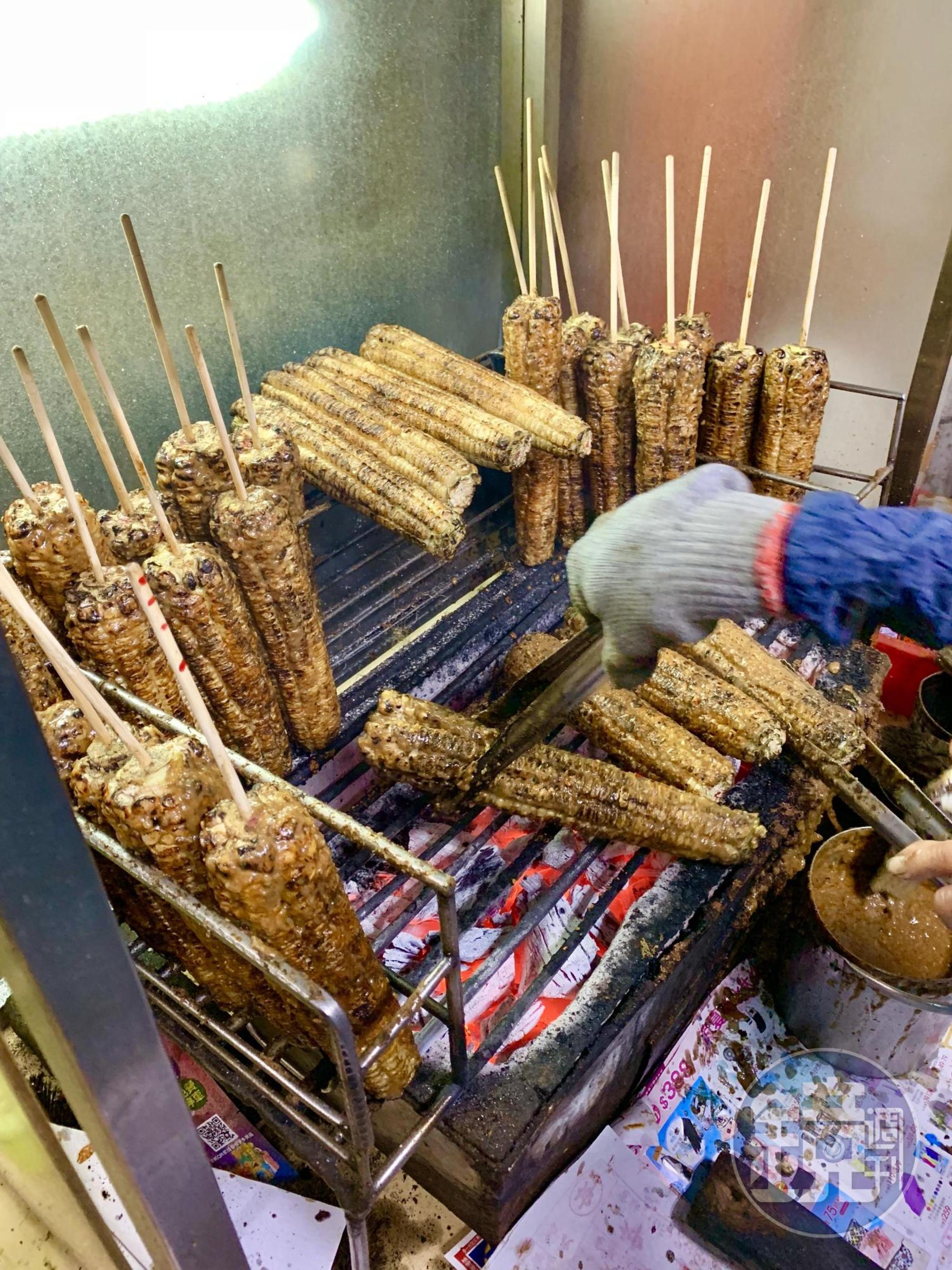 「炭烤玉米」剛出爐時，會飄出濃郁炭香，刷醬味道偏甜，趁熱吃口感偏軟，放涼玉米粒會較有Ｑ度。（秤重計價，單支價格約60元左右）