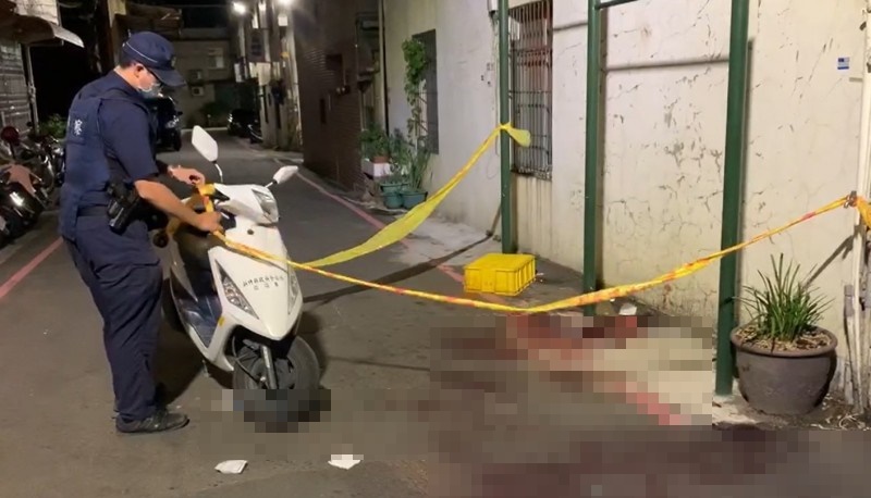 新竹縣潘姓男子酒後討債，涉嫌在巷口把債務人的鄰居林姓男子砍死。警員到場後把案發現場拉起封鎖線。