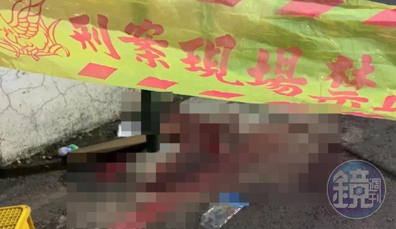 潘男酒後討債,在巷口把債務人的鄰居林姓男子砍死,案發現場留下大片血跡。